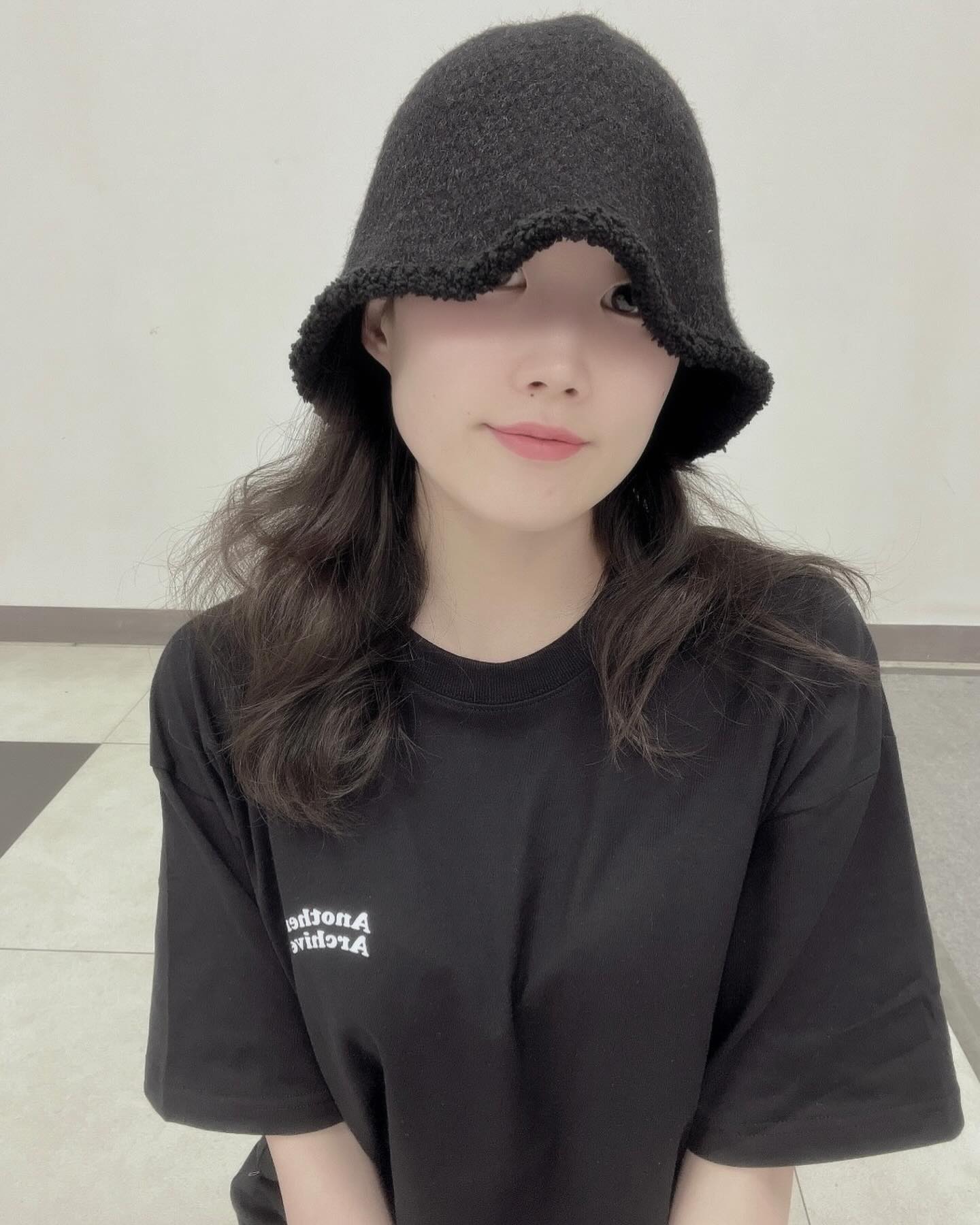 나랑 커플티 입을사람🫶🏻

#광고 #협찬 #어나더아카이브 #anotherarchive #반팔 #에이블리
#무신사 #리뷰메이커 #24SS #반팔티추천 #반팔코디 #여름반팔 #베이직코디

정면에 anotherarchive_official 로고 프린팅 디테일🤍
뒷면에는 더 확실히 보여지는 로고 프린팅으로 포인트🤍
봄이니까 맨투맨이나 후드티 안에 입었다가
오후에 더울때 반팔티 하나로만 입구 다녀도 
핏도 최고👍🏻 시원하면서 얇은 질감에
그렇다고 목부분이나 원단 자체가 잘 늘어나는게 아니라
텐션감이 있어 신축성 있는 원단이란말이지👀