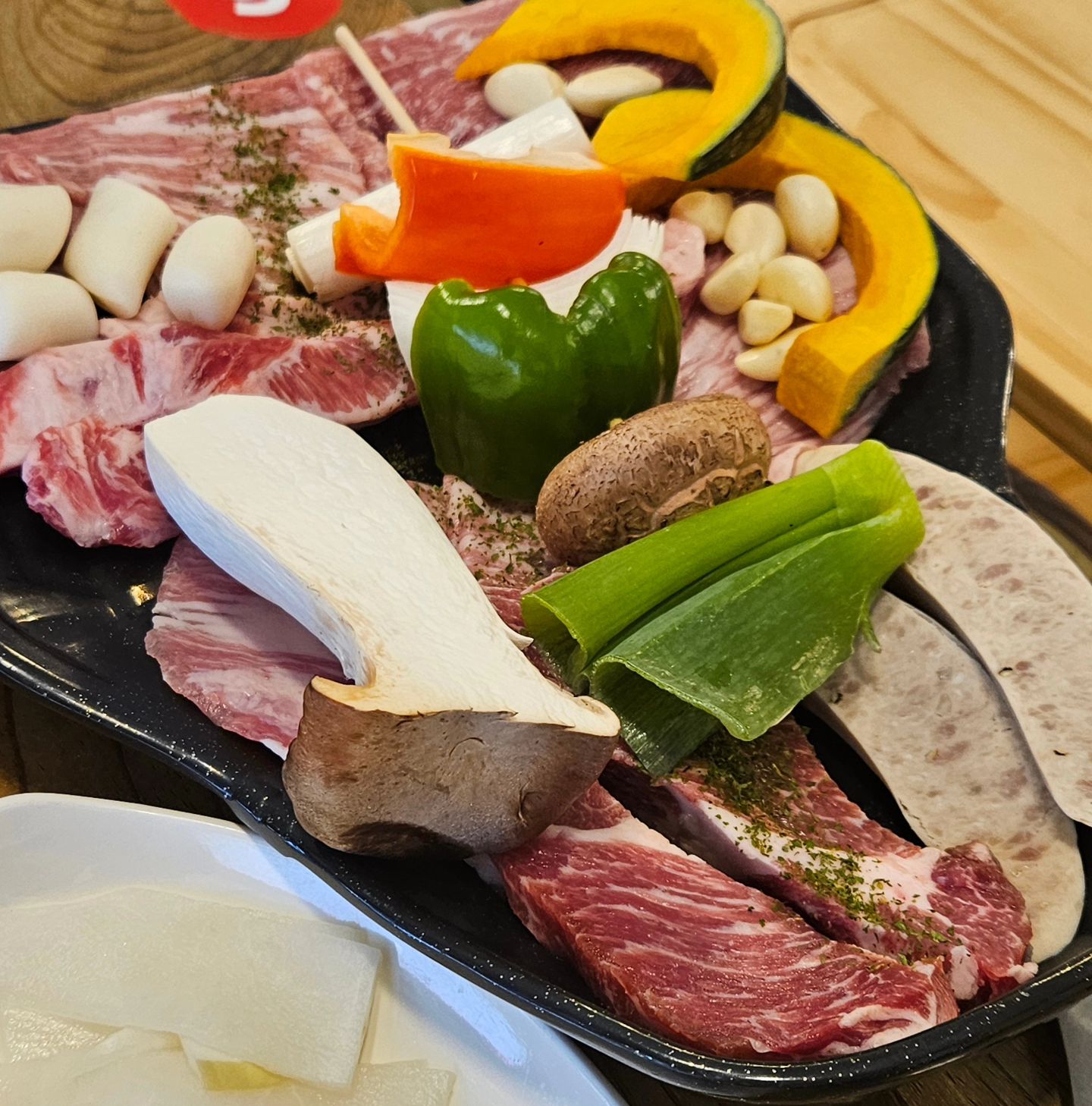 #협찬 #순천맛집
🥩 순천만다락원 🥩
darak_won_restaurant

https://map.naver.com/p/entry/place/36830079?c=14.33,0,0,0,dh

메뉴 : 이베리코셋트+잠봉국수

순천간 김에 휘리릭~💨
협찬받아서 간 것도 맞는데
진짜 고기질이 너무좋고 맛있어서 감탄했다🫢🫢🫢
우리는 애기가 있어서 내부 좌석으로 배치되었는데, 외부에는 진짜 캠핑장에서 먹는 것처럼 먹을 수 있다! 

이베리코셋트에 야채꽂이랑 떡도 있고 성인 4명이서 이베리코세트 하나면 배부르더라 ....
돼지고긴데 육즙이 팡팡터져서 뻑뻑한 거 없이 부드럽게 잘 넘어간다....🥺또 먹고 싶다🥺

잠봉국수도 보통 잠봉햄은 샌드위치로만 먹어봤는데 국수로 먹으니까 색다른 맛이다.

냉면 대신 먹으면 새콤달콤하니 조합이 좋았다.

우리는 고기먹다가 다먹어갈 때쯤 달라고 했는데 처음부터 같이 달라고해서 고기랑 같이 먹는 게 베스트 조합!💗💗

주차장 완전 넓어서 걱정없이 갈 수 있고, 애기동반하면 애기의자랑 애기포크 숟가락까지 다 잘챙겨주셨다 ㅠㅠ 
애기도 이뻐해주셔서 감사했습니당🫶
다음에 또 갈게요🫶

🥩 순천만다락원 🥩
📌주소 - 전남 순천시 순천만길 225-4(교량동 620-1)
📌영업시간 - 화~일(11:00~21:00), 브레이크타임(14:30~16:00), 월요일 정기휴무,  라스트오더 20:00
📌0507-1437-9502
📌주차공간 넓게 있어요!

 #순천만맛집 #순천이베리코 #교량동맛집 #순천고기집 #순천고깃집 #순천만고깃집 #순천만고기집 #순천만다락원