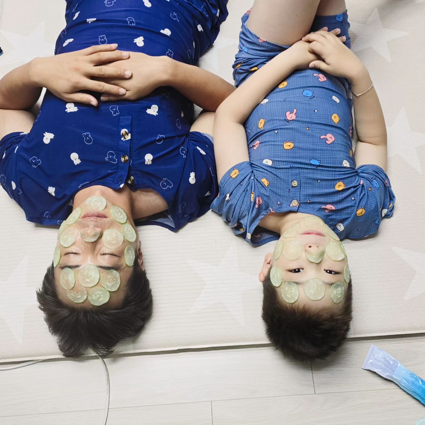늦은 기록_.

갑자기 오이팩을 하고싶다는 훈이를 위해 오이 썰썰~~
아들덕에 아빠도 같이 오이팩 ㅋㅋㅋㅋ

#여름일상 #타서싫다는아들 #많이까매지긴했지 #아빠와아들 #유유자적