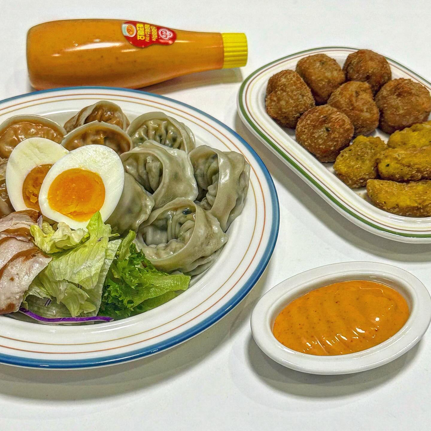 #제품협찬
#오뚜기 의 스리라차와 마요네스가 만났다!
#매코매요

태국풍 핫소스 스리라차 소스의 깔끔한 매콤함과
오뚜기 마요네스의 고소함이 만나
어디에서도 맛볼 수 없는
최적의 황금비율로 만들어진 #오뚜기매코매요

맛있게 적당히 매운맛이라
마요네즈 특유의 느끼함은 덜하고
매운맛은 적절하게 살아있어서
누구나 호불호 없이 먹을 수 있다.

만두는 물론 튀김, 피자, 치킨너겟 등
다양한 메뉴의 딥핑소스로 먹어도 맛있고
개인적으로는 덮밥류에 뿌려 먹어도 맛있을 것 같다!

오뚜기 매코매요 구매는
👉🏻 https://www.ottogimall.co.kr/front/product/2699

#스리라차마요 #스리라차소스 #마요소스 #소스추천 #딥핑소스 #편의점신상 #튀김소스 #치킨소스 #피자소스 #햄버거소스 #나쵸소스 #편의점꿀조합