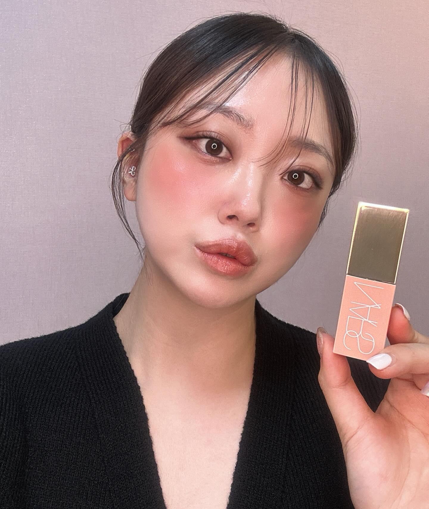 #SweetSensions 🤎

♡︎
Blush - 오르가즘 러쉬
Lip - 보이어

#NARS#NARSISSIST#NARSKOREA#NARSARTISTRYSTUDIO#나스#나스아티스트인플루언서#나스메이크업아티스트#나스에프터글로우#나스에프터글로우컬렉션