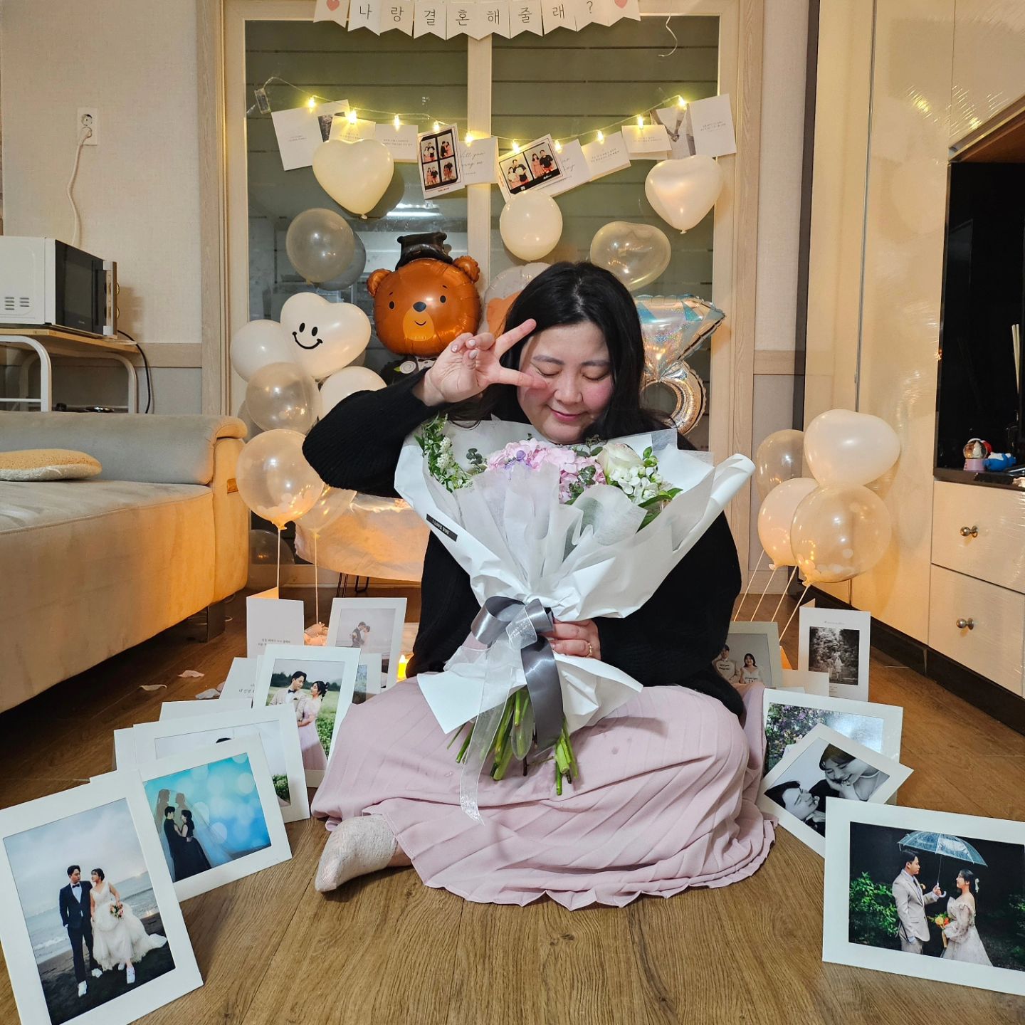 #첫줄안녕👋 

결혼식 D-3💍💍

나름 눈치 있다 생각했는데
마이너스일 정도-

집에 들어가지 말라고 말라고
바로 헬스장 오라고 오라고 말렸는데
(영상, 사진앨범, 패브릭 주문했단 말야😵‍💫
-결국 같은 곳에서 해서 프로포즈용 패브릭,
엽서카드 2개씩 됨🙄🙄)

프로포즈 집에서 안한다길래, 굳건히 믿고
택배 가지러 갈 겸 집으로 들어갔다가
준비 중이던 공간을 마주쳤던
예랑도 없고 조명도 없고 사진은 떨어지고 둘다 당황🙃🫣

약간 서프라이즈는 실패했지만
그래도 준비해준 프로포즈에
+프로포즈 영상, 사진앨범으로 숟가락얹기👉🏻👈🏻
서프라이즈 기회 진짜 없는데
발로 뻥뻥 차버리기🐶🐶

이벤트, 서프라이즈는 거리가 먼데
편지도 예쁘게 길게 써주고
팔찌 그만 잃어버리라고 사주고🫠🥲
꽃다발, 받침대 못 찾아서
냄비에 담아둔 것도 예랑답고

같이 살아서, 요즘 야근하느라
선물 사러 갈 시간도
이벤트 준비할 시간도 없어서
프로포즈 못 받고 들어갈 줄 -
프로포즈 받은 여자햐😆😆

안하면 내가 해야지 했는데
한다길래 기다렸다가도 
가끔 찡찡대서 미안😭😭

진짜 애썼고 고맙고 감동이양
기특하기도 하고 감사하기도 하고
가봉 다녀올때까지 일부러 기다린거라던데 ㅎ.ㅎ

한번 들켜버려서 눈물이 많이 나오진 않았지만
편지는 진심 울 뻔 했던🥲🥲

혹시 다투면 프로포즈 기억, 편지 꺼내보고
앞으로도 알콩달콩 서로 배려하고 이런 
소소한 일상에서 행복과 감사함을 느끼는 
즐겁게 잘 살아가보자아🩷

#프로포즈 #답프로포즈
#프로포즈풍선 #프로포즈이벤트 #눈치없음 #이벤트 #서프라이즈 #프로포즈서프라이즈 #프로포즈꽃다발 #꽃다발 #감사해 #사랑해 #예신 #예랑 #결혼 #손편지💌 #일상 #daily