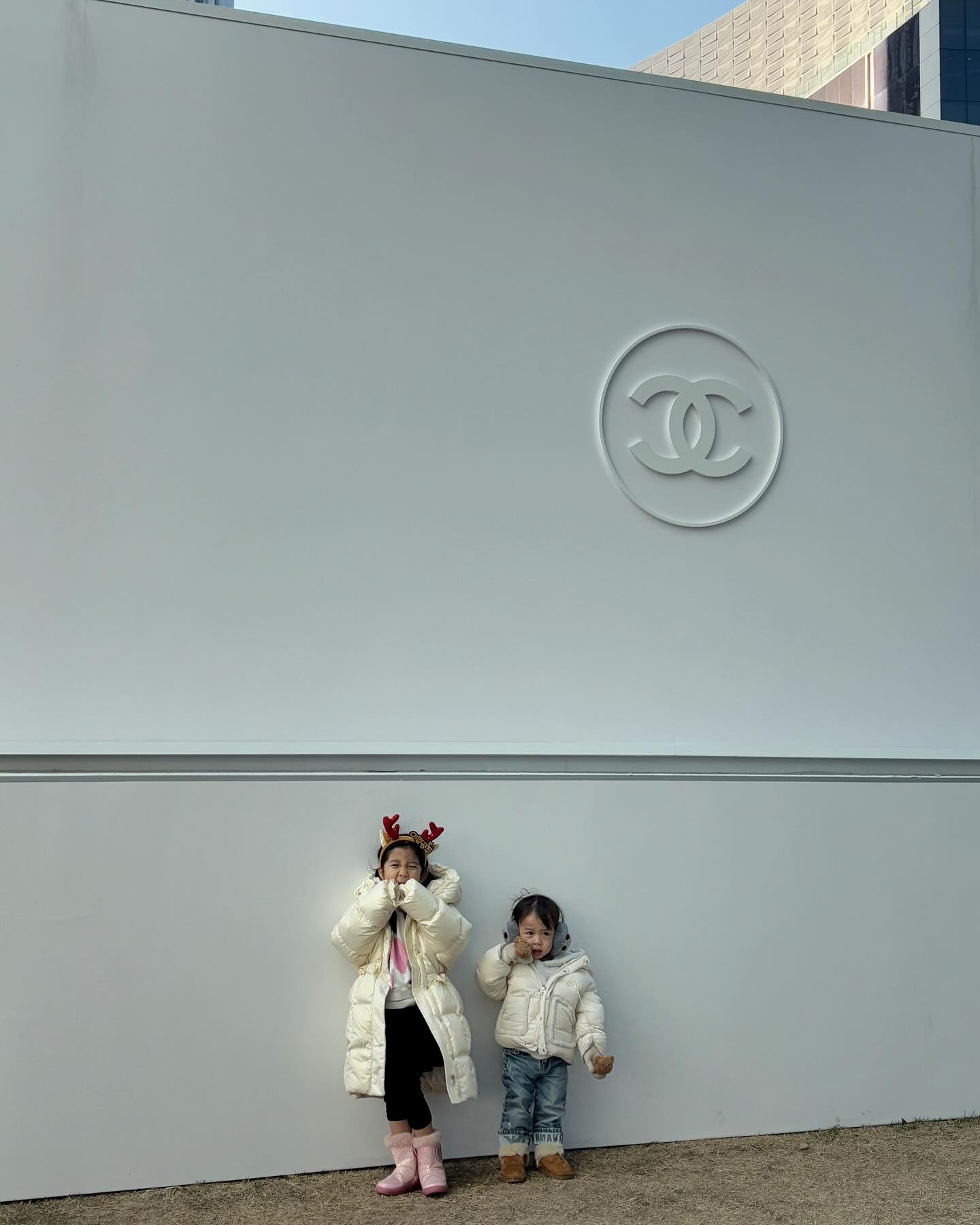 우리의 크리스마스🎄

이것저것 하느라 정신없어서 이제야 올리는 크리스마스

북적북적한거 좋아하는 우리부부(아직 젊다ㅋㅋㅋ)
명동가려다가 주차 스트레스 받을거같아 잠실로 변경!
회사건물에 무료주차해두고 잠실 구경하니 더 좋네

송리단길 방이동은 역시 맛집이 많다🫶🏻
우리 애들도 신나고 우리도 신난 크리스마스
저녁에 피로누적으로 인해 내 컨디션 떨어져서 홈파티는 못한...ㅋㅋㅋㅋ

#불태우는30대후반엄마