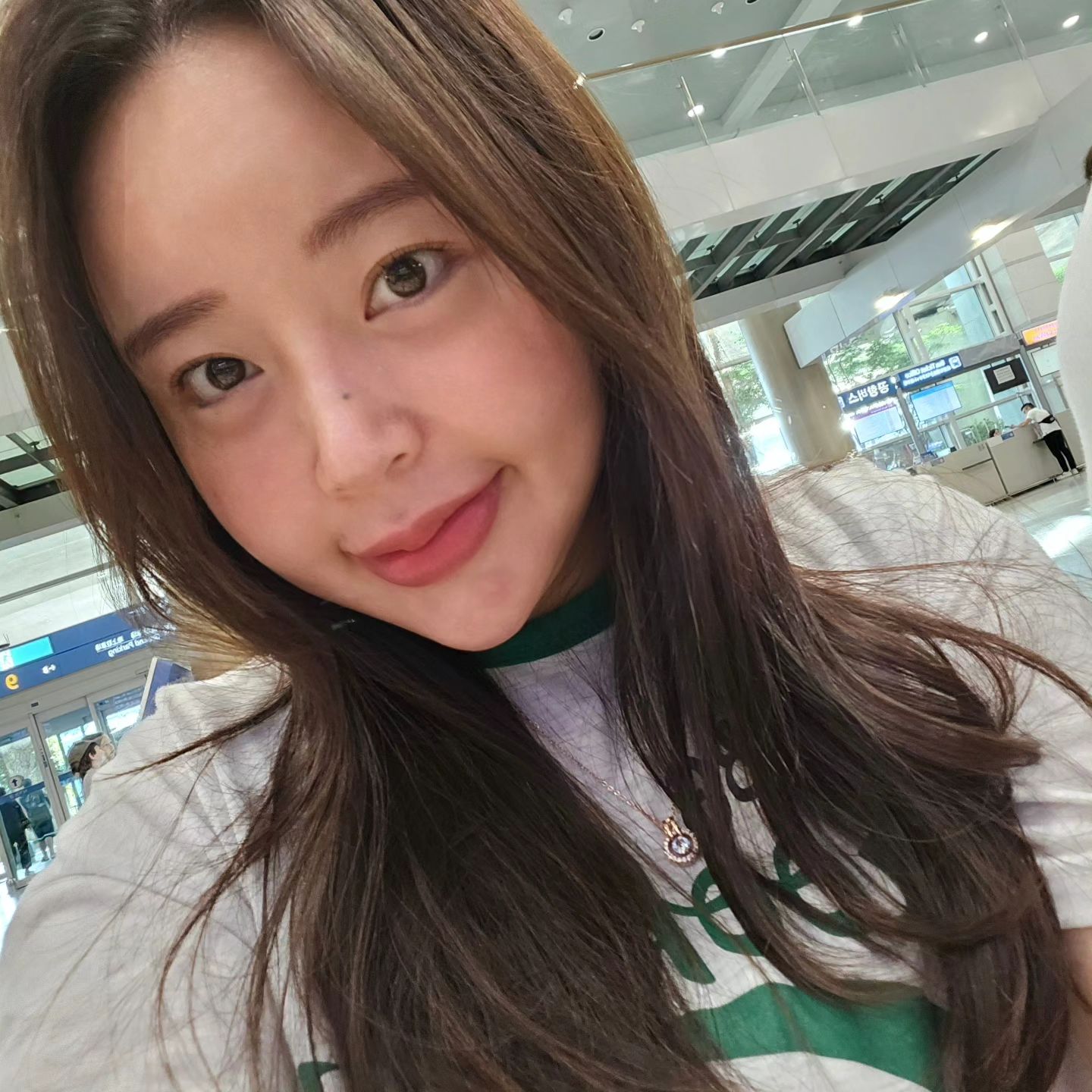 인모드는 역시 주기적으로..♡

서른 되고 나서 피부과 진짜 열심히 다니는데
인모드는 진짜 열심히 받거덩요...
내 탄력 콜라겐 부리부리☆

전에 에어젯이랑 같이 인어젯으로 받았는뎅
낼 후관리로 또 인모드 내원 예약!

인모드 공식 시술 병원이라 
안심하고 얼굴 맡기기 들어갑니당

팔자 심부볼 평생 늘어지지ㅁr...☆

 #셀카 #셀피 #디앤에이피부과 #인어젯 #인어젯원조 #압구정인모드 #튠모드 #피부과추천 #강남피부과 #skincare #selfie