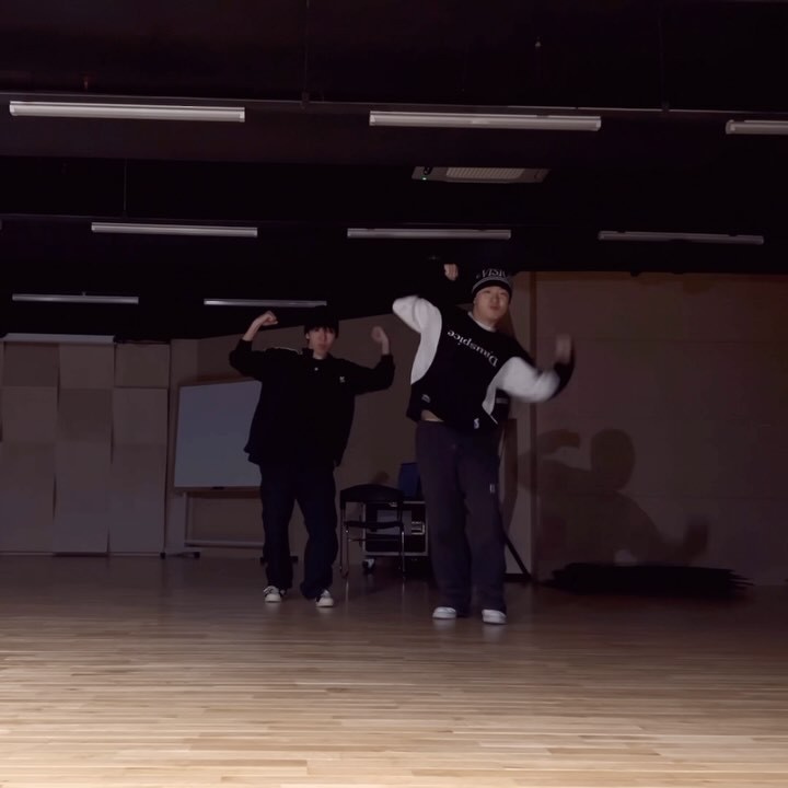 I’m…youngboss😎😎
#choreo team.iam_official 
결국 따버린..