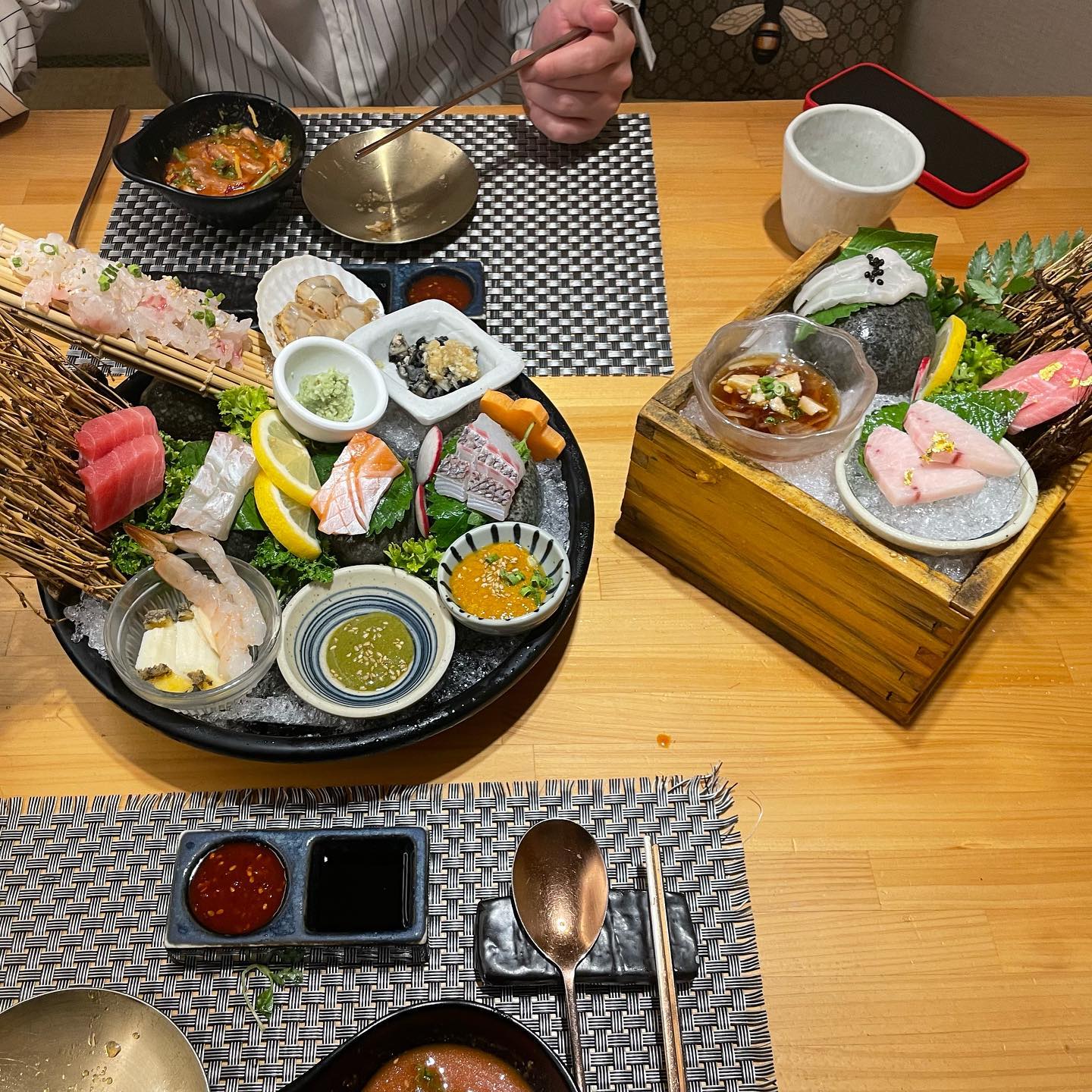 마음속으로 거의 마지막 수산물이라 생각하며 먹은 일식코스

초밥정식당 예전에 가려고했을땐 당일예약이 어려워서 기대 안하고 예약했는데, 다행히도 예약이 되어서 넘 좋았당🩵

개별룸에서 프라이빗하게 식사 가능한 식당

스페셜 코스로 주방장 특선사시미 까지 먹고 넘 배불렀음..

이 좋은 안주를 눈 앞에 두고 운전+다음날 출근 때문에 알콜은 한방울도 못한 우리 37세 잼민이ㅋㅋ 다음에는 사케먹게 해줄게😜

🗺 경남 양산시 물금읍 목화로 40 1층 초밥정식당
🅿️ 식당건물 지하1층 및 야외주차장 이용가능
✅ 네이버 예약 가능 (당일예약은 전화로 예약)
✅ 11:30🕦 - 22:00🕙 (저녁타임 1부 2부 나뉨)
📞055-381-7541

🤍스폐셜코스 49,800원
🧡초밥정식 34,700원
💜점심특선 23,800원

#초밥정식당 #양산초밥 #양산맛집 #일식맛집 #일식 #초밥 #스페셜코스 #데이트기록 #프라이빗식당 #개별룸