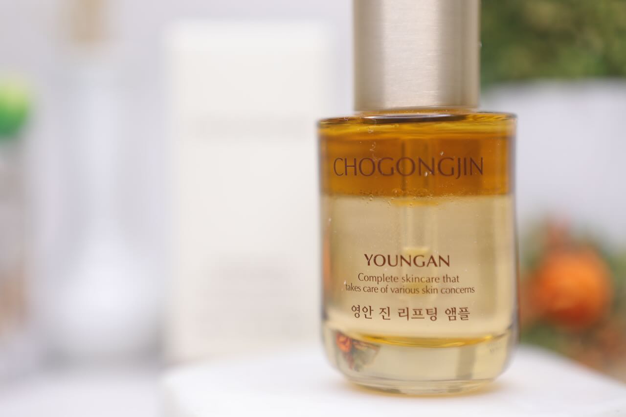 #광고
#초공진 #영양진리프팅앰플

초공진만의 안티에이징성분과
인체에 빠르게 흡수되어 탄력을 더해주는
특허받은 발효 콜라겐으로 만들어져
피부 처짐을 해결하고 탄탄한 탄력케어!
수분앰플층과 영양 오일층으로 구성되어
잘 흔들어서 섞어 사용해주면 되는데
스포이드를 누르면 생각보다 힘있게
내용물이 나오면서 생각보다 묽은 제형이라
흐름성이 있고 적은양으로
넓은부위에 펴바르는게 가능해요!
토너 사용 후에 이 앰플로만 마무리해줘도
속 수분을 잠궈주는 느낌이 들어서
보습케어부터 탄력케어용으로
사용하기 딱 좋은것 같아요!
-
-
-
chogongjin_official
15gram.official
#15그램 #15그램뷰티 #15그래머  #초공진 #chogongjin #영안진리프팅앰플 #영안진화이트닝앰플 #초탄력콜라겐앰플 #초미백비타민앰플 #BIO공진™ #안티에이징 #토탈안티에이징 #조여정