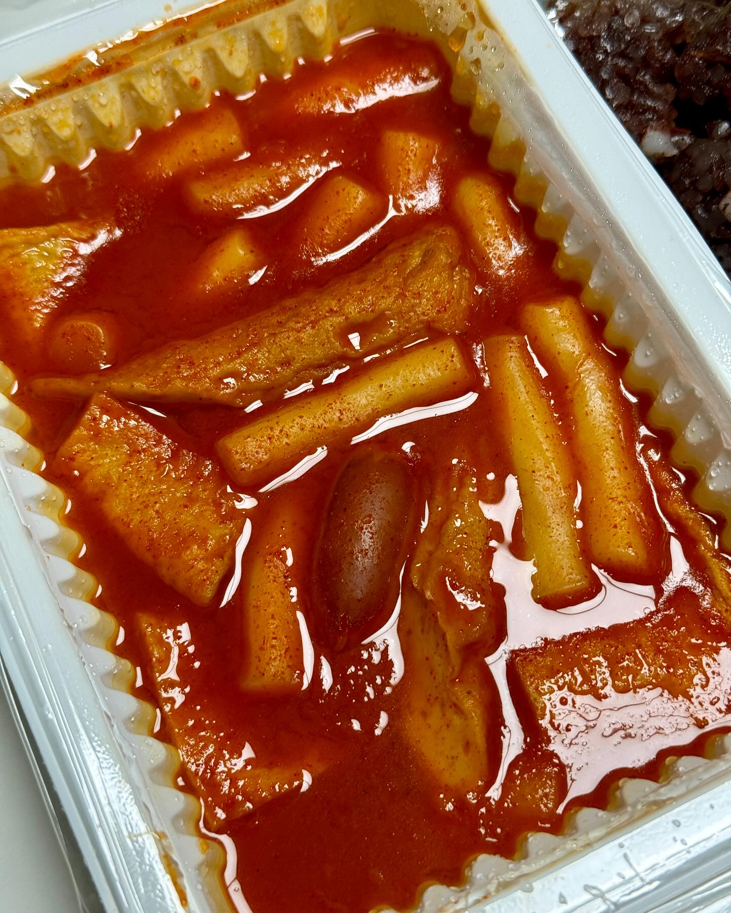 #협찬 #떡볶이 #중독자 #모여라
.
.
솔직히 한국사람들은 
떡볶이 안 좋아하시는 없으실거에요?
동네 신상 분식 맛집 생겼다니
방문 해 줘야쥬~~~

기본 세트인 떡순튀 세트로 주문
떡볶이와 순대, 튀김
이 세가지 중 하나라도 빠지면 굉장히 아쉽거든요
떡볶이 맵기는 중간맛으로 골랐어요

꾸덕꾸덕한 매콤달콤 떡볶이
쫀득쫀득한 너무 맛있더라구요 

먹다가 양념 푹 찍어서 먹어주면 기가 막혀요
너무 맛있는 튀김도 종류별로 있어서
안먹고 갈 수가 없잖아요 ㅋ

순대는 소금에 찍어먹는것도 맛있지만 
떡볶이 국물에 찍어먹어야 제맛 아니겠습니까! 
찍먹은 #국룰

검단 떡볶이 맛집 청년분식 
알찬 구성 맘에 쏙들어 포장도 해 왔어요

#청년분식 #청년분식인천마전점 #마전동맛집 #인천맛집 #인천서구맛집 #인천떡볶이맛집 #마전동떡볶이 #마전동분식 #인천떡볶이 #인천서구떡볶이