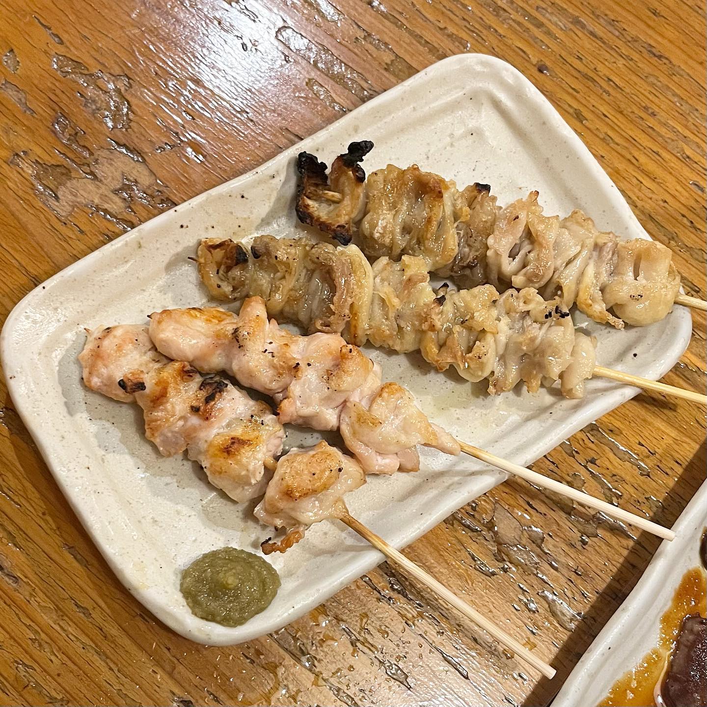 오사카 난바 가성비 좋은 야키도리 맛집,
# 토리키조쿠 # 鳥貴族 ナンバ店

태블릿으로 주문하면 되니까
편하게 주문할 수 있었고 무엇보다 모든 메뉴가
360円으로 가성비 대박이지만 맛도 대박이에요.

주문하면 2꼬치씩 나오는데 둘이 가면
사이좋게 하나씩 나눠 먹기도 좋아요 😃

하도 이것저것 주문해서 뭘 주문했는지
기억은 잘 안 나지만 …

저는 대체적으로 닭 껍질은 조금 느끼해서
이거 빼고는 맛있게 먹었어요!

일본 노래가 흘러나오고 자리도 아늑해서
오사카 난바에 간다면 또 가보고 싶은
그런 야키도리 맛집인 거 같아요.

참, 팁이라면 양배추 주문 필수 (소스는 참기름),
 나마비루도 필수 ✨

-

📍 토리키조쿠 난바점 鳥貴族 ナンバ店 _ #오사카