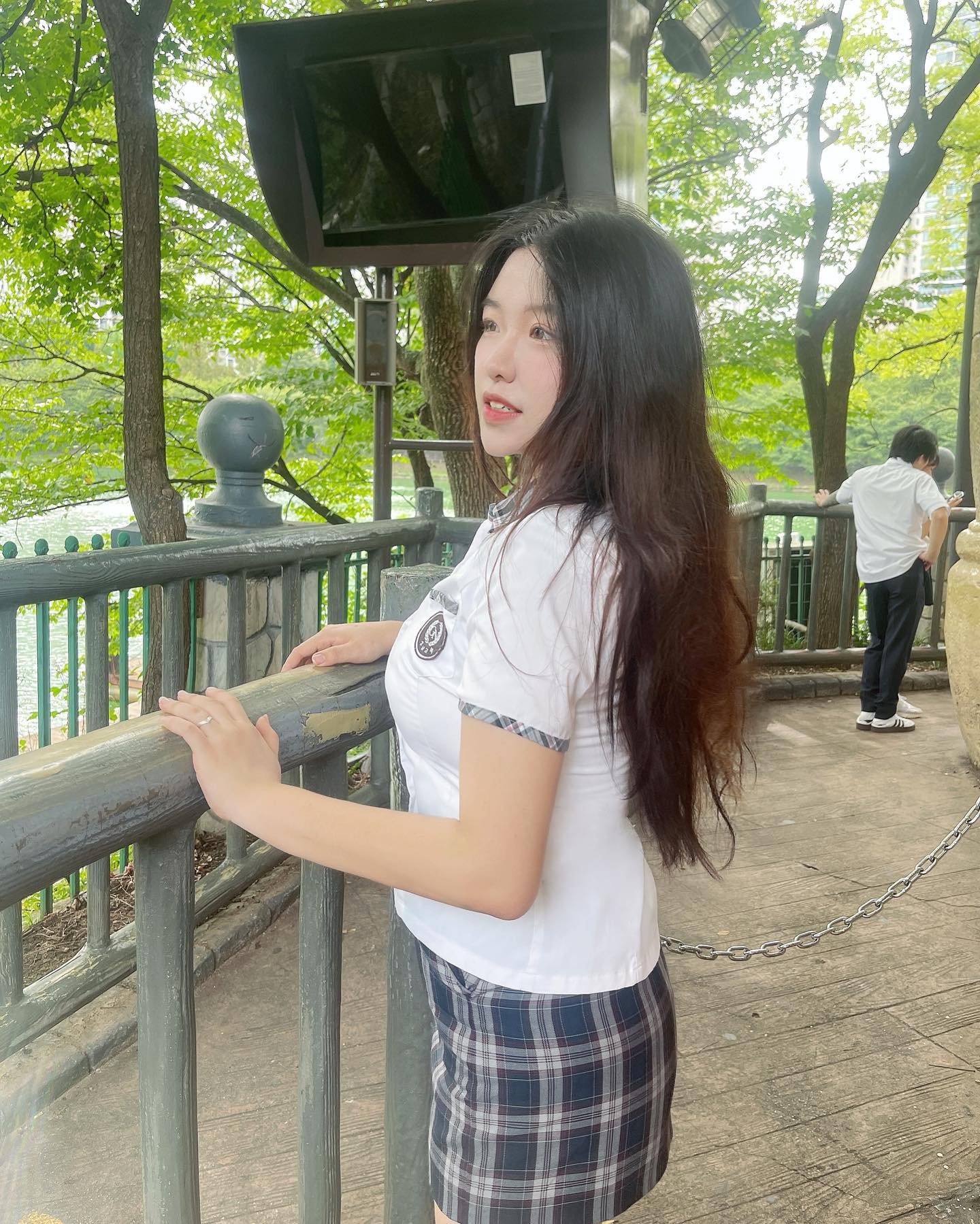 이번주 개강직전에 일탈 
첨으로 10개넘는 사진 올려본다
1.
롯데월드🤣
7.요즘 가사를 쓰느라 바쁜 움직임 ..
그중 하나인 독서.. 하늘, 바람, 또한 스포지만 꽃 등등.. 자연에서 나오는 무용한 것들을 보며 자연스러운 영감을 떠올라서 너무 좋은데 글도 좋게 나오지만 
나를 관대하게 바라봐주던 유일한 사람인 내가,
내가 힘겹게 써내려간 글을 가장 냉정한 눈으로 바라봐야하기도 한다는 점이 낯설지만 
언제 어디서나 끄적이고 있다 내꿈은 그저 노래하는 사람이 아닌 
싱어송 라이터니까 !😤
8.
중화권에서 버린 입맛 어제 학과동기랑 캐리비안베이갔다가 용인에서 먹고 다시 입맛 돌아오게 해준 음식들,,