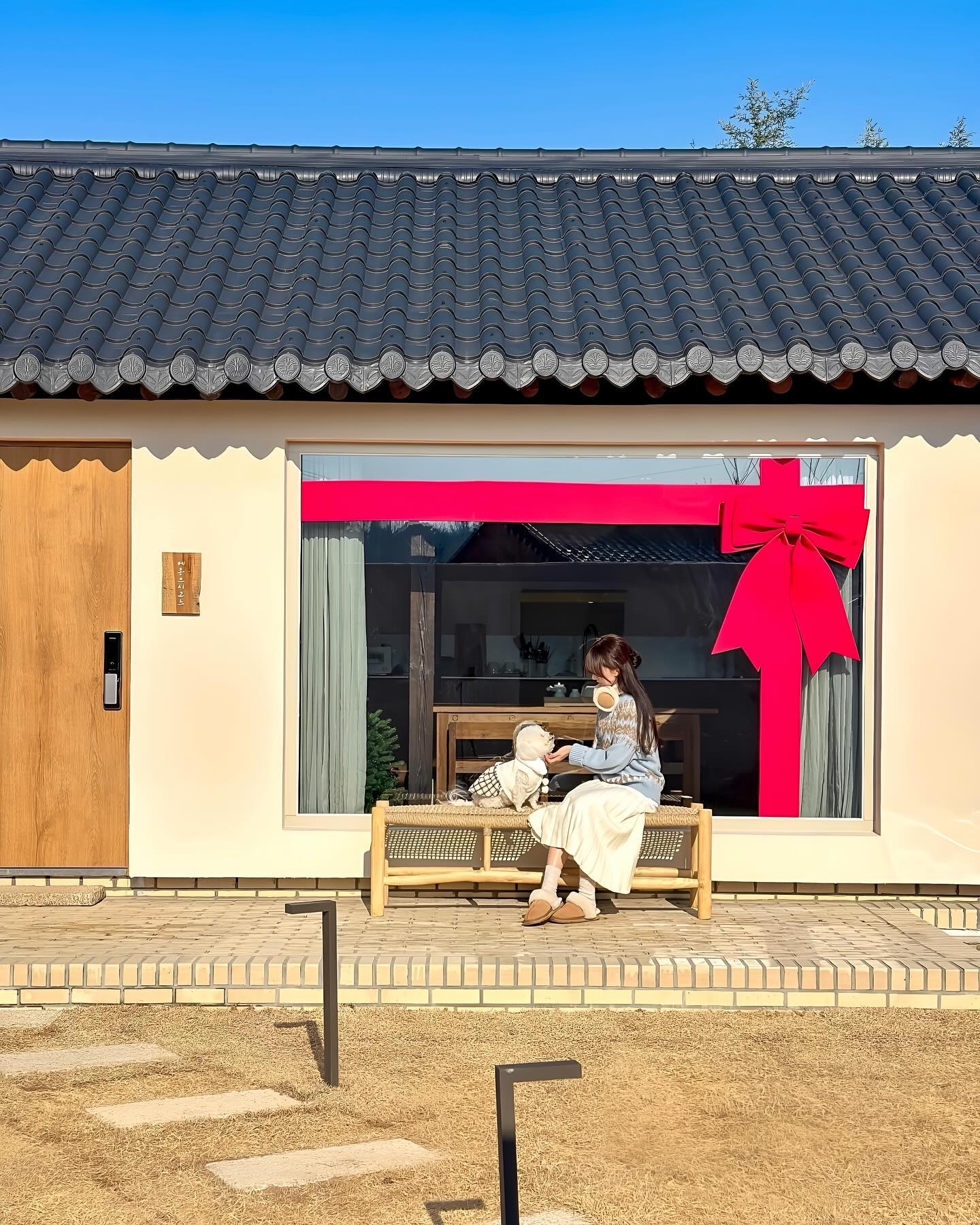 청명한 공기가 맴도는 청도의 한적한 시골마을,
12월 오픈한 애견동반 신상 한옥숙소 #메종드시고르 입니당

따뜻한 색감의 외관에 고즈넉한 인테리어를 더한 현대식 한옥으로 고급스러운 실내와 강아지도 아이들도 뛰어놀기 좋은 넓은 마당으로 구성되어 있어요

폴딩도어로 오픈이 가능한 개방감 넘치는 자쿠지와
달의 표면을 디테일하게 재현한 메종드시고르만의 유니크한 조명, 마주보는 불멍 화로로
겨울밤의 낭만적인 분위기까지 연출할 수 있는 곳!

강아지와 숙박 시에는
강아지용 계단도 준비해주신답니다 🐾
애견동반이 아니어도 즐기기 좋은 따뜻한 분위기의 한옥숙소!
청도 여행으로 추천드려요 🫶

자세한 후기는 블로그에 있습니다 📝

📍메종드시고르 (maisonde_sigor)
▫️경북 청도군 이서면 보리미길 44-3
▫️입실 15:00 - 퇴실 11:00
▫️본채 기준 2인 / 최대 4인
▫️별채 기준 2인 / 최대 2인
▫️숙소 앞 주차가능
▫️예스 키즈존 / 예스 펫존
▫️실내 자쿠지, 스탠바이미, 침실2, 이솝 어메니티, 다이슨 드라이기, 에탄올 불멍 화로, 야외 바베큐존, 다도세트, 발뮤다 토스터기, 발뮤다 전기포트, 일리 캡슐머신, 생수 제공, 웰컴키트 (크로와상생지/잼/우유/음료) 제공, 입욕제 제공