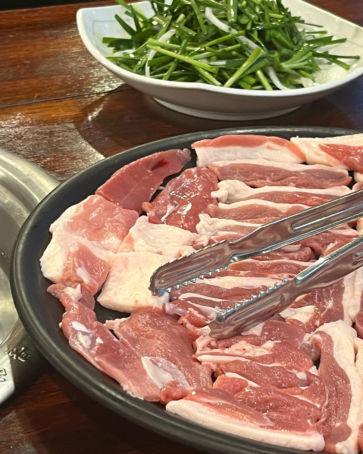 #푸또강 ☺️ 
#평창 에 1년에 n번 방문하는 찐러버의 #추천맛집 💛

오리고기 좋아하시는 분들이라면!
소고기 같은 #오리고기 🍗에
진한 숯향이 배어서 넘나 최고👍🏻

부위별로 맛볼수 있구 
같이 나온 #부추 도 맛나요!
밑반찬은 젓갈향이 강해서 호불호 갈릴 수 있을것 같아요😢

생각보다 #알펜시아 🗻랑 멀어요! 
서울 올라오는 길에 들렸답니댜🤣

#첫입 + #막입 은 다 소금으로🥰💕
#평창맛집 으로 추천 드려요😘❣️

#다키닥팜
강원 평창군 봉평면 금당계곡로 1731-5

기본 #큰접시 (4.0)