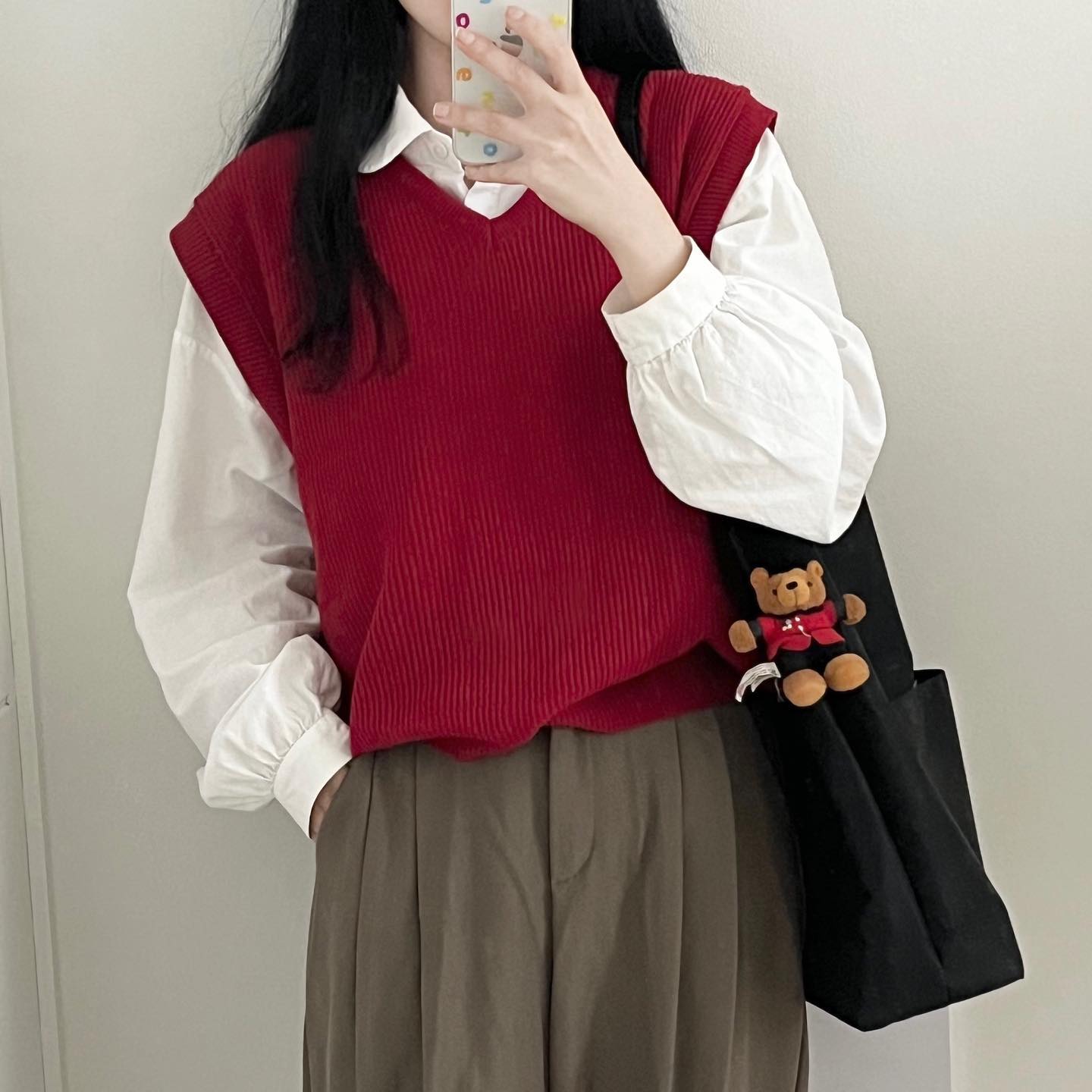 쥬쥬 초깜찌쿠 러블리 여친룩 올리고 싶은데 요즘 맨날 출근밖에 안 해서 오늘도 쥬또출. . 힝구리,, 하지만 공주들은 원래 일해 매일매일. .🩷 넣입 빼입 모두 예쁜 요 니트 조끼 기장감을 보렴 ~ ♡