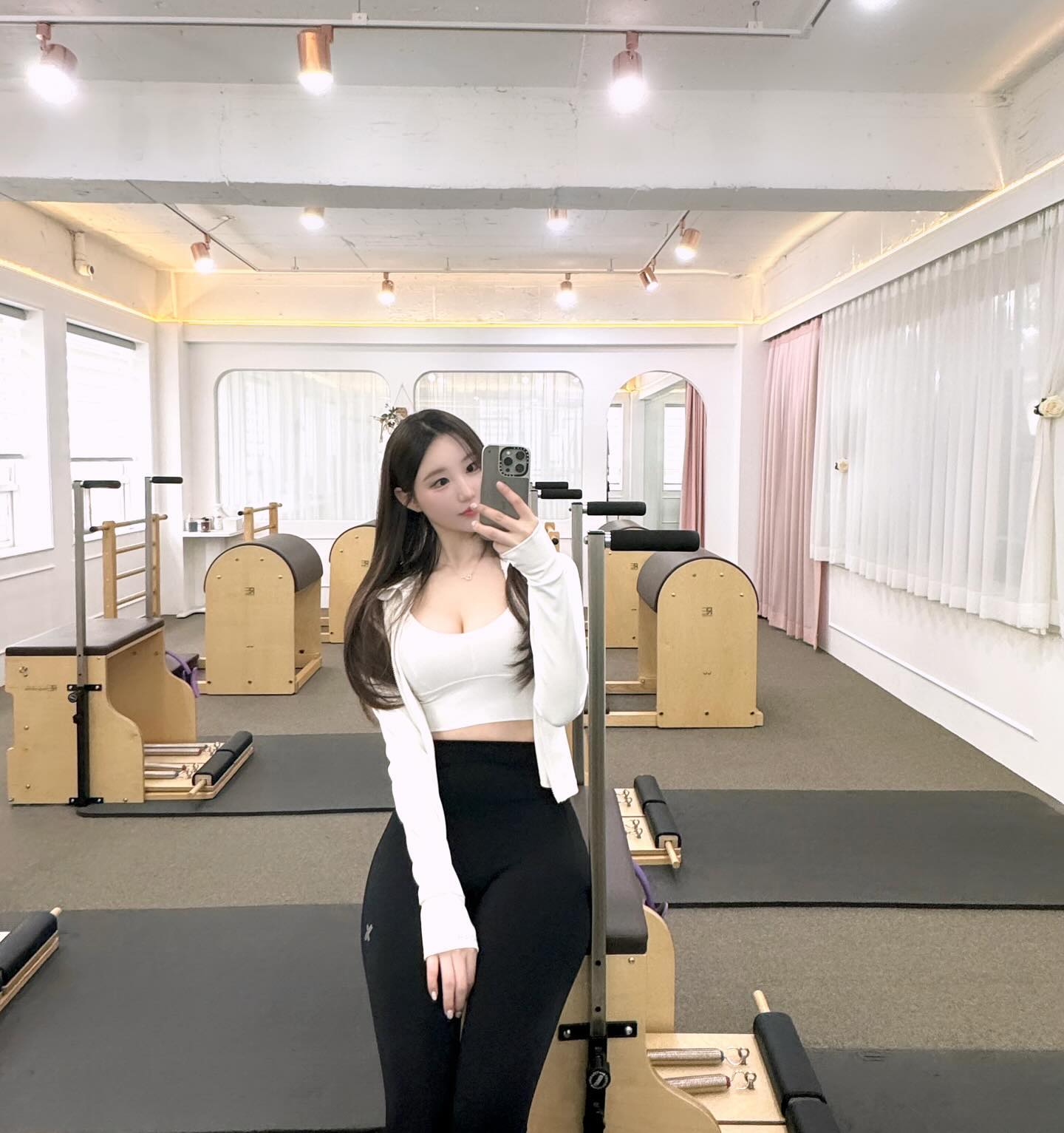 너무 바빠서 잊고 있었던 필테 다시 한 날 ..💕 
몸은 바쁘지만 마음은 여유롭게 재정비 하려구요 이제 !!!