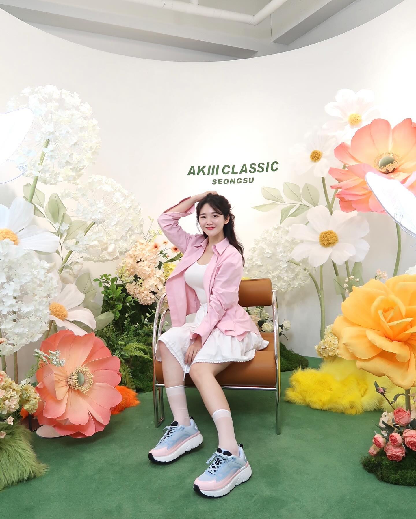 #광고 akiiiclassic  아키클래식에 새로 오픈한 성수동매장 다녀왔어요💛

솜사탕 처럼 귀여운 운동화 신어보았다구
요거 너무 귀엽지 않나요??
헤리티지 라인도 신어보고 
그라나다 샌들도 직접 봤는데 컬러가 다 맘에들지 뭐야??선물도 잔뜩 받아봤다구
성수오면 꼭 들려보기
꽃이 가득한 느낌 이렇게 화사한 곳이있다구~
🌸🌸🤍
우선 그랜드오픈기간엔 꼭 와서 선물받아가세요!
닌텐도에 에어팟까지 아직 뽑을 수 있어🥹

그랜드오픈 기간 4/26-4/28 10-20시 운영

🎀스크래치 복권 랜덤 선물받기
🎀카톡 플친 - 플라워+ 리유저블 백
🎀스탬프 투어 마스크 양말 증정
🎀봄 꽃 가득 포토존
🎀구매 고객 대상 10% 할인 
🎀15만원이상 구매고객 볼캡 증정

#아키클래식#아키클래식성수#아키성수#성수핫플#성수동핫플#성수#성수동카페거리#성수팝업#그라나다#샌들추천