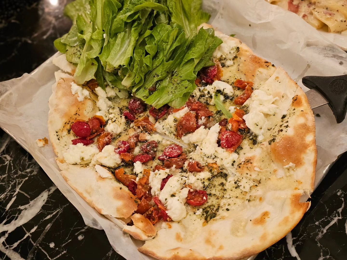 더현대 오픈런 하겠다고 아침 일찍 만났지만 대기번호 엄청났다 😨
맛있는것도 먹고 쇼핑도 하고 하다보니 생각보다 일찍 들어가서 
더현대서울 크리스마스 마음껏 즐겼다 🙆‍♀️💜

오늘도 알차게 놀았으니 내일도 알차게 놀아야지 😎

.
.
.
.
.
.
.
.
.
.
.
.
#치즈룸 #치즈룸테이스팅룸 #치즈룸x테이스팅룸 #여의도맛집 #ifc #ifc몰맛집 #여의도맛집추천 #맛스타 #맛스타그램 #먹스타 #먹스타그램 #맛집그램 #맛집탐방 #맛집스타그램