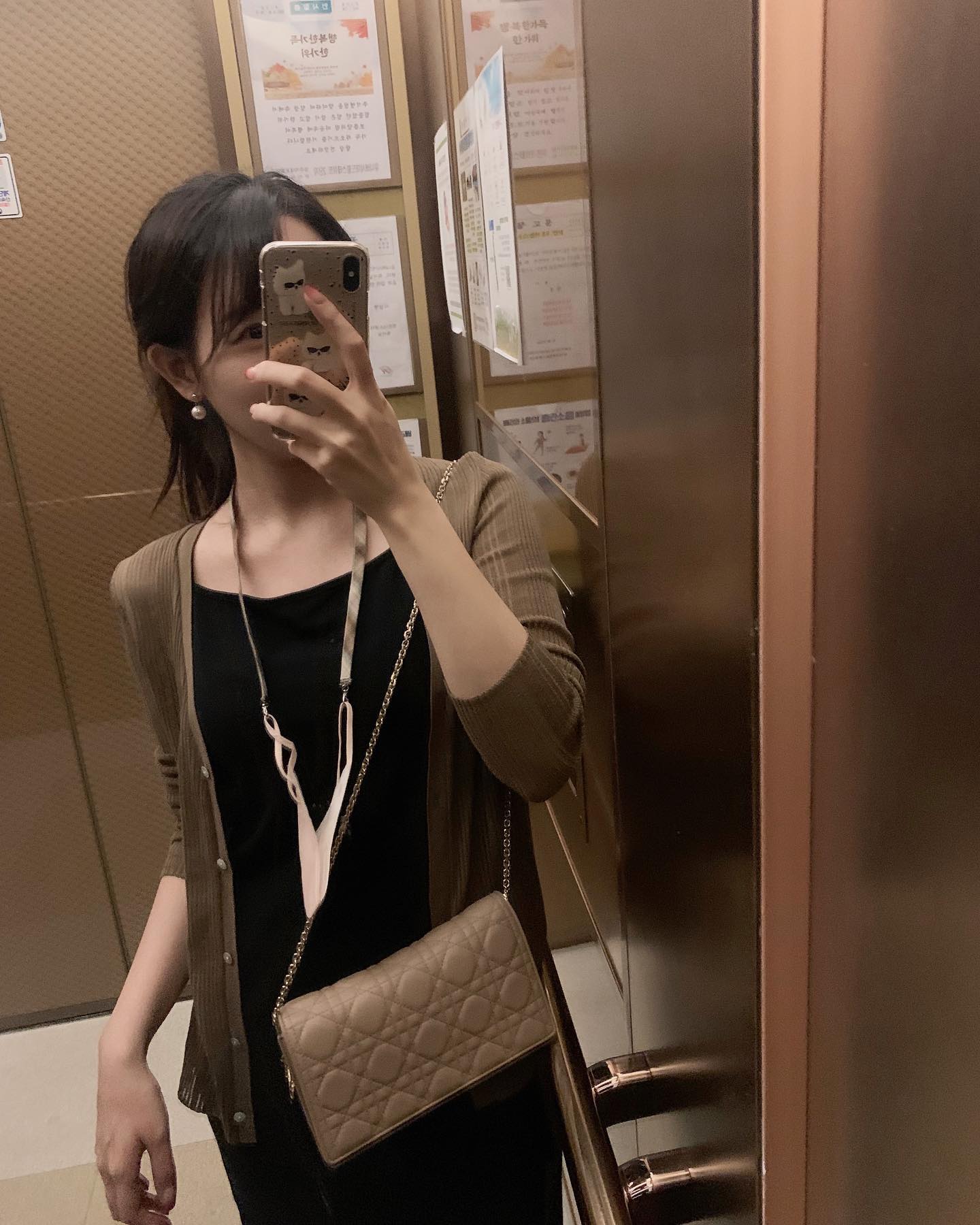 어제 저녁에 밤비 발톱 자르고 땅콩털 밀어줬는데 새벽에 내 방, 새 신발 테러당함 ㅋㅋㅋ 주인님 단단히 화났나봄