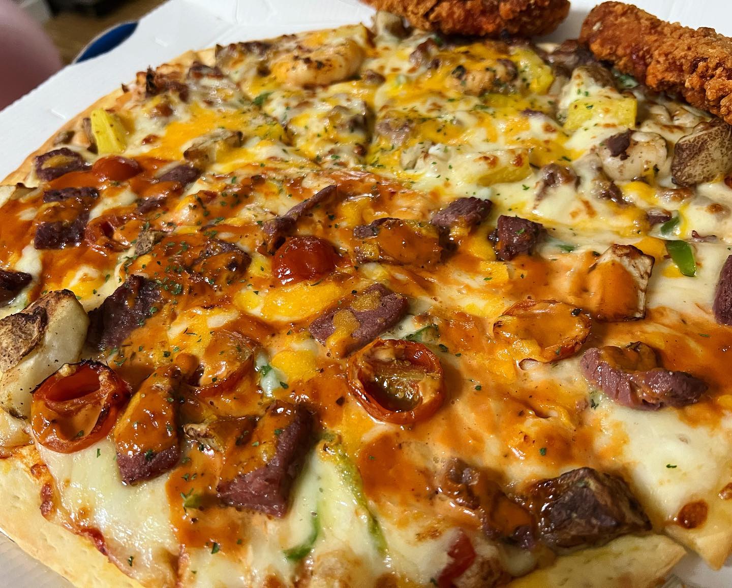 오랜만에 피자❤️

간만에 피자먹는데 너무너무 맛있더라구용 ㅎㅎㅎ
육퇴 후 피맥의 맛이란🥰
요즘 물가상승에 이정도 가격과 퀄리티면 정말 갓성비입니다!!
두가지 맛 반반 그릴드스테이크와 홀릭쉬림프 선택했는데 스테이크 큼직큼직하고 씹는 맛이 👍👍
홀릭쉬림프에는 파인애플도 들어있어서 고급진 하와이안 피자 같아서 넘나 취저🔫🔫

2가지맛 반반 L 21,900
-그릴드 스테이크 +3,000
-홀릭쉬름프 +3,000

매콤점보닭다리 6,000

#제품제공 #협찬 #피자플렉스
#피자 #피자맛집 #배달의민족 #스테이크 #하와이안피자 #쉬림프피자 #피맥 #육퇴 #신혼부부 #신혼밥상 #소통 #맞팔 #선팔
