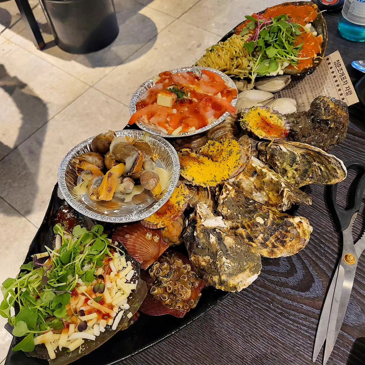 오늘은 #을왕리 접수하는 날💗

을왕리는 뭐다?
#조개구이🐚💗

#떡볶이 #제육볶음 #콘치즈 가 밑반찬이라니...😍

#청춘조개포차을왕본점 에서는 단독 35500원에 조개구이를 이만큼이나!! 3000원만 더하면 무한리필도 된다고!!!😂👍🏻

심지어 해물라면 무한리필까지🫢
(근데 조개만 먹어도 배불러서 라면 안먹은건 안비밀)
조개구이집가서 라면으로 배 채우는 🐃 없지?

후식으로 셀프 아이스크림까지🍦
먹어주면 완벽✨️

#가리비 #키조개 #석화구이 
다 있는 여기는?!
#청춘조개포차 💗💗

🐽 #을왕리 #청춘조개포차을왕본점 
🐽인천 중구 용유서로423번길 7 본동 201호

#을왕리조개구이 #을왕리맛집 #을왕리가볼만한곳 #조개구이 #조개 #조개구이멸종시킨날 #요즘먹방기록 #조개구이먹방