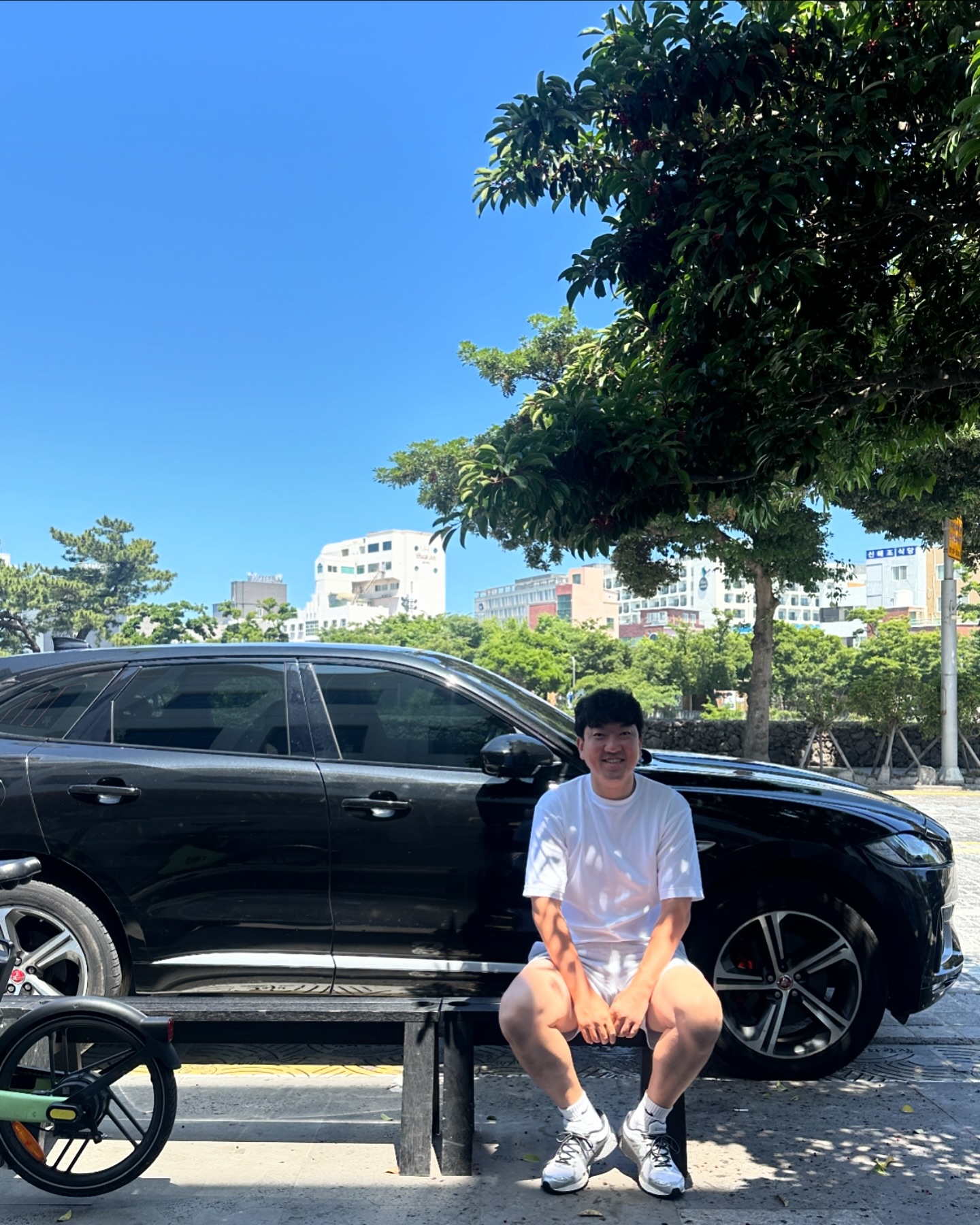⠀
⠀
⠀
제 인스타 계정인데요 ⠀
저희 신랑이 많이 등장하는 이유는요🤓?⠀
⠀
모든 고객분들과 나누는 대화 속 ⠀
절대 빠지지 않는 저의 배우자님.⠀
⠀
어쩌다 만나게 되면 원래 알았던 사람처럼⠀
반가워들 해주세요 ㅋㅋㅋㅋ〰️⠀
⠀
🤳저는 가끔 신랑에게 감사함을 5-10가지 적어⠀
카톡으로 보내요.⠀
⠀
말로 하기엔 .. 쑥쑥 한 사이에요 ( 다 그런거 아닌가 ⠀
⠀
⠀
⠀
이럴 때 🍋옥시토신🍋이라는 호르몬이 분비된데요.⠀
⠀
이 호르몬은 뇌가 튼튼해지고 신체가 젊어지며⠀
수면을 유도하여 멜라토닌과 같은 기능을 하고⠀
스트레스를 감소시키고 신체 재생 효과가 있다고해요.⠀
⠀
혈압이 낮아지고 심혈관 건강에 좋고⠀
칼로리 섭취를 줄이게도 하니까⠀
피부건강에 당연히 엄청나게 좋겠죠 :)⠀
⠀
⠀
- 하루에 감사한것 5-10가지 혼자 써보기⠀
- 아이들과 잠들기 전 3가지 대화로 나눠보기⠀
- 특정 인물에게 감사한것 나누기⠀
- 그럼에도 불구하고 감사한것 적어보기⠀
- 일어나지 않은 일에 대해 감사해보기⠀
⠀
⠀
🔻🔻🔻⠀
내일부터가 아닌 지금! 부터 실행해보세요, ⠀
다가올 내일부터 달라질거예요 ⠀
⠀
⠀⠀
⠀⠀
••• 멋지고 사랑스럽게 나이 들고 싶은 당신을 위해⠀⠀
ㅡㅡㅡㅡㅡㅡㅡㅡㅡㅡㅡㅡㅡㅡㅡㅡㅡㅡㅡㅡㅡ⠀⠀⠀
♥️ 팔로우 하고 매일 같이 좋아져요⠀⠀
✅ 저장 하고 매일 같이 좋아져요⠀⠀
💌 공유하고 친구들과 매일 같이 좋아져요⠀⠀