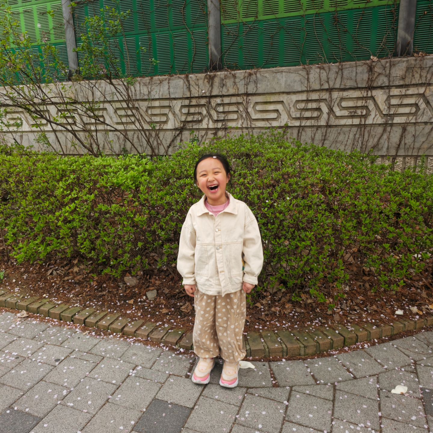 2024.04.08 월요일 #생후2416일
#해교그램
.
벚꽃이 휘날리자 행복한 우리딸랑구
하교하니 표정이 너무 좋네 😅

#육아일기 #육아맘 #딸맘 #세젤귀 #세젤예 #도치맘 #딸바보 #느린아이 #초딩맘 #자폐아육아