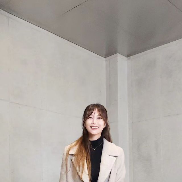 🎀 별희 on Instagram: "#제품협찬 24년 첫 피드는 활짝 웃는 얼굴로 올려봅니당😄 깔끔 그 자체✨️ 핏이 넘넘 예쁜 부클 롱코트ᰔ 고급스러운 컬러와 부클소재의 매력에 반하고,, 입어보니 딱