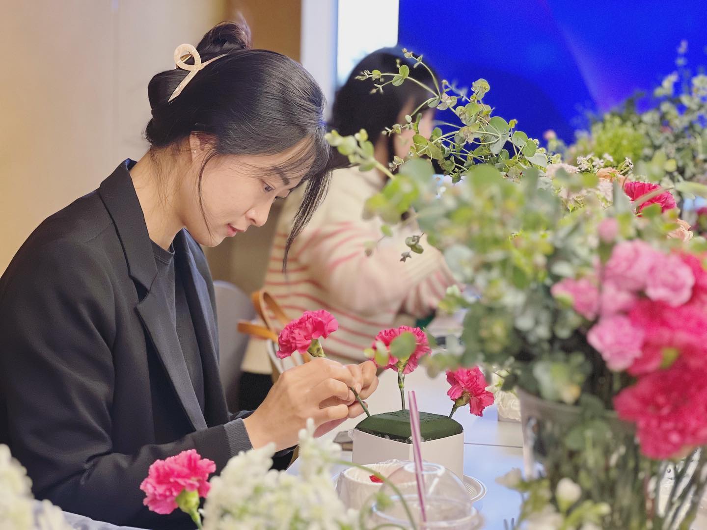 안나의정원☺️

꽃꽂이 원데이 클래스, 남편과 함께🥰

좋은분들과 이야기도 나누고 함께 웃으며 의미있는 작품을 만들어가는 시간☺️

다음 클래스는 프렌치 스타일이라고 하셔서 넘 궁금하당💐💐

친구랑 혹은 가족이랑 와도 너무 좋을 시간❤️

#매일매일행복채우기 #안나의정원 #원데이플라워클래스 annas_garden7