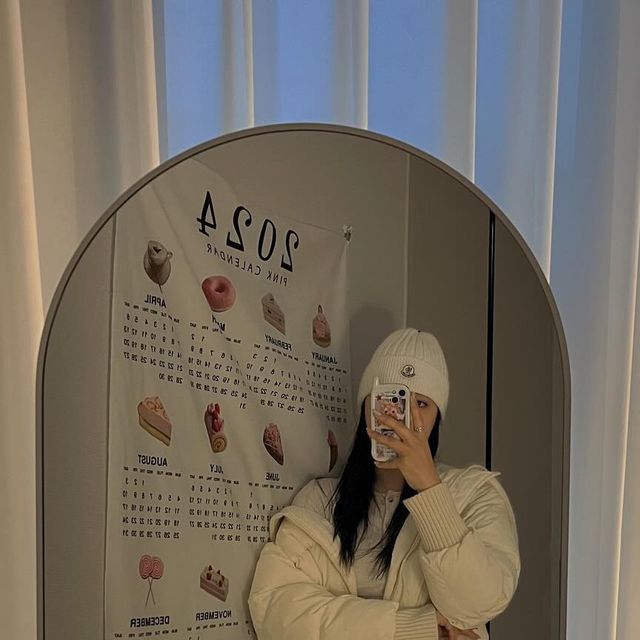 동예동 on Instagram: "#광고 X @marun5_official 승무원 압박스타킹으로 유명한 마른파이브 200D 삭 스타킹 구경하고 가세요🎄 요즘같이 추울 땐 검스 필수자나요...? 근데 또 다리 좀 얇아보였음 좋