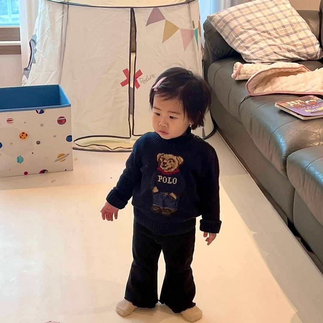 ⠀

오늘도 나여니 어린이집 출근 완료🫶🏻
⠀
잘 놀고 잘 먹고 잘 자고 오자!!
초반엔 너무 울어서 적응 기간이 오래 걸릴 줄 알았는데,
생각보다 빨리 적응해 줘서 칭찬해!!

엄마 일 하고 얼른 데릴러 갈게🥹
⠀
⠀
#어린이집 #어린이집출근 #나연이출근중 #적응완료
#아기신발 #아기ootd #아기와가볼만한곳 #실내데이트
#육아스타그램 #생후546일 #ootd #딸맘 #17개월아기