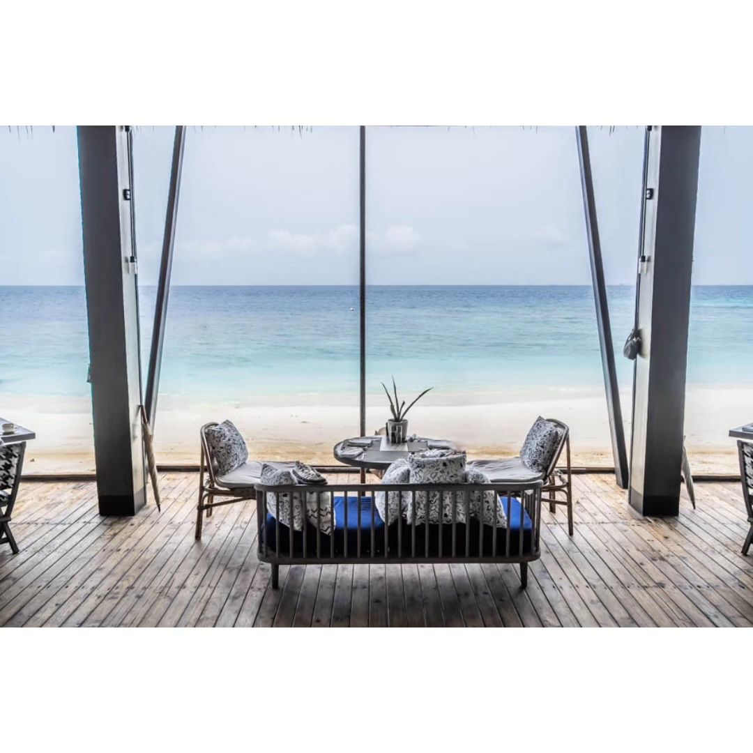 바다 바로 옆에 있어서 아름다운 몰디브🌴 바다와 리조트를 
한눈에 보면서 즐길 수 있는 아름다운 레스토랑 The Edge
.
바다 바로 옆이라 소라게도 잡고, 다양한 바닷새들도 만나고,
운 좋아서 돌고래🐬 떼도 봤다!!
.
그랜드 파크 코디파루에서 조식 뷔페를 먹는 곳인데
다양한 라이브 쿠킹 스테이션과 뷔페 중간 중간 신선도 유지를 위한
슬라이딩 도어 냉장고가 인상적.
.
한국 사람 한명도 못 봤는데 김치도 나오고 
매일 달라지는 라면 & 국수에🍜 김치 넣어 먹으면 해장 지대로
.
.
.
#GrandParkKodhipparuMaldives #그랜드파크코디파루몰디브
#몰디브리조트 #몰디브가족여행  #maldivesresort  #maldivesluxuryresort
#PoolWaterVilla  #몰디브럭셔리리조트 #몰디브신혼여행 #GrandParkKodhipparu #TheEdge #GrandParkKodhipparudining