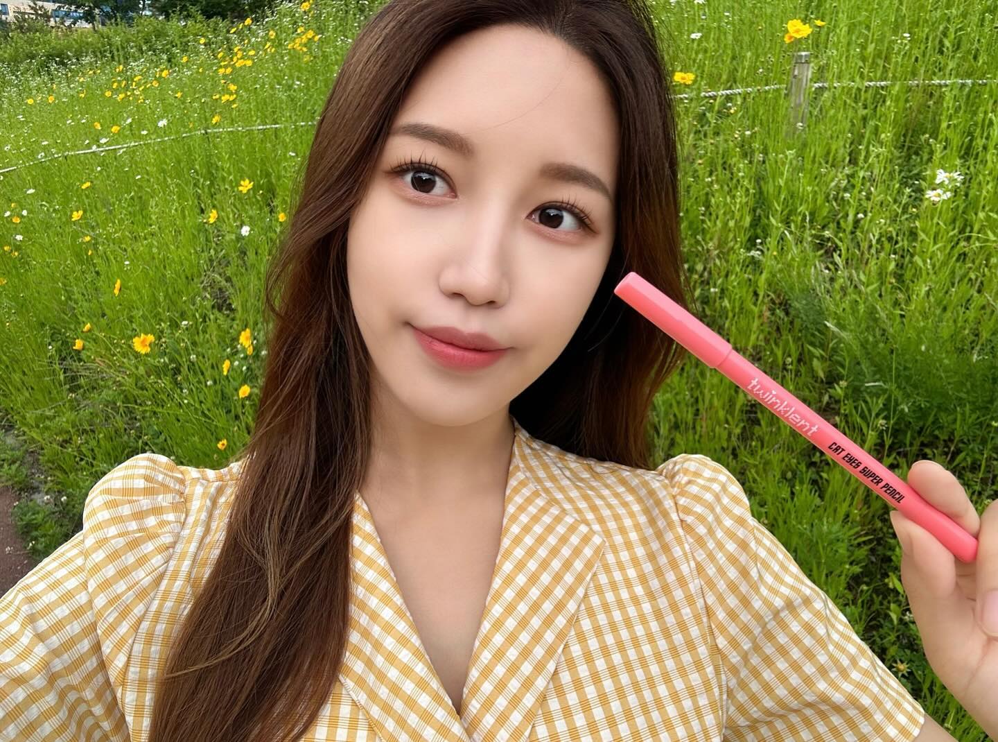 #협찬 차에서 메이크업해도
부드러운 텍스쳐 덕분에 완성도 있는 메이크업 가능✨

이브비건 인증, 동물실험 금지 코스메틱으로
요즘 20대가 선호하는 클린뷰티의 twinklent_official 

워터프루프 기능 확실해서
손등 하루종일 저러고 다녔잖아😆

#트윙클렌 #twinklent #twinklent_officail #cateyessuperpencil #켓아이즈슈퍼펜슬 #워터프루프펜슬
#젤펜슬 #이브비건펜슬 #아이펜슬 #eyepencil #아이라이너
#애교살 #애교살펜슬