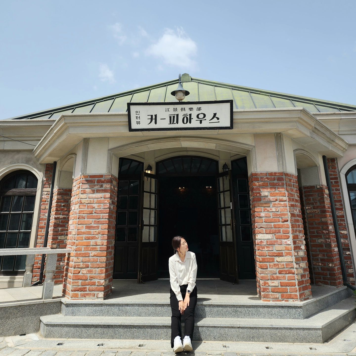 부여 유채꽃 축제 가시는 분들은 요기 들러보세요❤️
부여유채꽃밭에서 차로 10분이면 도착!

논산 속 경성분위기 느끼기에도 좋아요👍
빈티지한 매력이 가득한 이곳은 커피인터뷰 강경입니다.

📍커피인터뷰 강경
충남 논산시 강경읍 계백로167번길 46-11
⏰️ 09시-20시
🚗 근처 공용주차장 있어요

#논산카페 #커피인터뷰강경 #강경카페 #부여카페 #부여유채꽃 #부여유채꽃카페 #논산여행 #부여여행 #대전근교여행