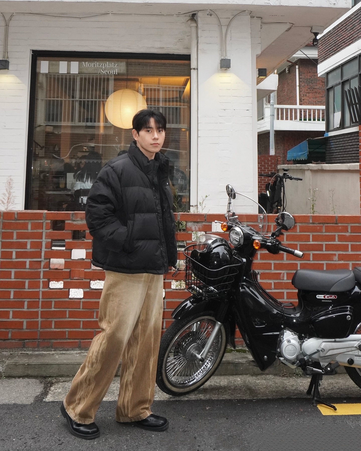 쌀쌀한데 패딩 미리미리 준비해야지🍂

🏷 요즘 일교차가 심해서 저녁엔 쌀쌀하더라구요? 또 제 주변분들은 다들 트렌드에 민감하고 빠르게 준비하기 때문에 벌써 패딩 꺼내실거 다 알아요!

🏷 전 이번에 LMC 의 푸퍼 덕 다운 파카를 입어봤어요. 핏이 패딩 특유의 부해 보이는 느낌을 주지 않고, 무게도 가벼워서 데일리하게 입기 좋을 것 같아요.

다들 추워지기 전에 패딩 준비하자구요~! 

#gift #LMC #엘엠씨 #겨울코디 #겨울옷 #겨울신상 #무신사 #무신사스냅크루 #남자인플루언서 #패션모델