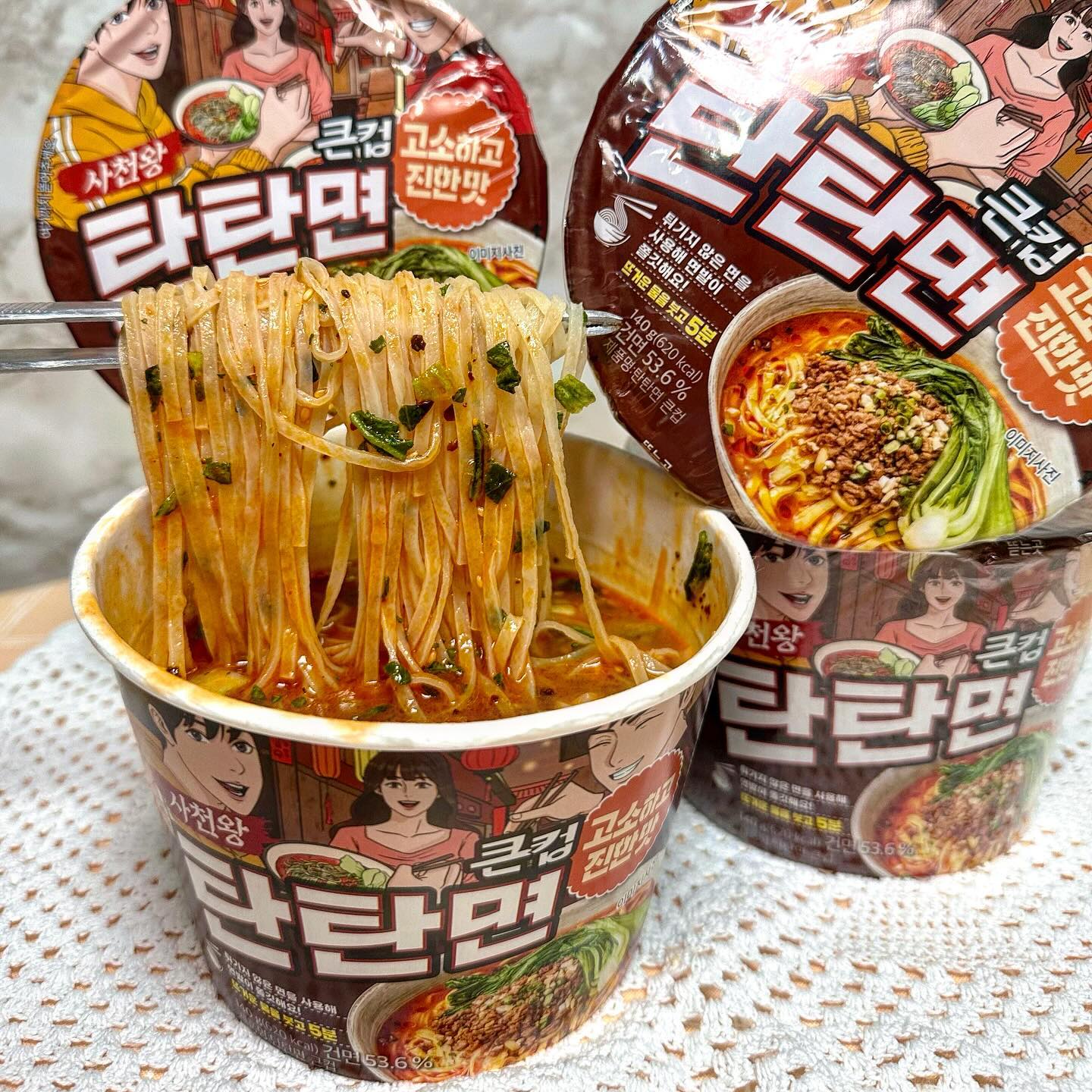 #협찬 #사천왕탄탄면
- 고~소하고 진한 탄탄면을 집에서⁉️

탄탄면 좋아하시는 분들 주목!
편의점에서도 이제 탄탄면을 살 수 있다구요
과연 제대로 구현했을 지 궁금했었는데
기대이상이라 대 추 천 하는 #사천왕 #탄탄면 

편의점 라면인데도 퀄리티가 미쳤습니다
세상 꾸덕한 찐 땅콩소스에 한 번 놀래고
튀기지 않은 건면에 야채, 사골 스프까지!
땅콩소스를 평소에 먹지않아 걱정했는데
수트콤이 호 라면 호불호가 없다는 뜻!

5분이면 조리되는 탄탄면이라니
한끼 식사로도 밥반찬, 술안주로도 딱!
이건 무조건 쟁여두자구요🔥

📍구매는 👉🏻 GS25 이마트24 CU (2,700원)

#쉐프엠 #탄탄면컵라면 #편의점탄탄면 #탄탄면추천 #컵라면추천 #신상컵라면 #컵라면 #편의점컵라면 #편의점야식 #야식컵라면 #편의점컵라면추천 #편의점신상 #편의점신제품 #중국컵라면 #중국라면 #편의점신상라면 #먹스타맞팔 #먹팔 #먹팔맞팔