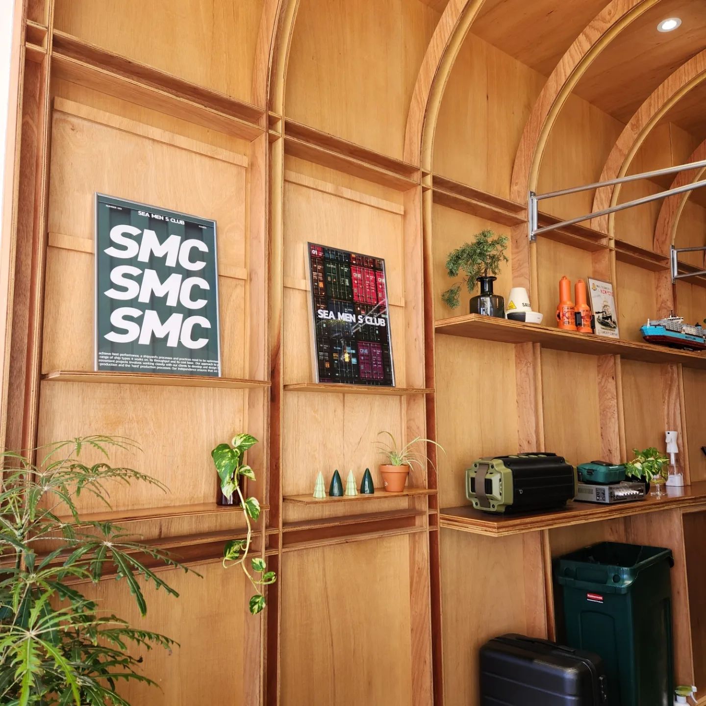 부산역 카페 #seamensclub #smc 
⠀
뱃 사람들이 쉬어가는 쉼터 컨셉으로 꾸며진 카페☕️
시그니처 커피도 치프, 캡틴, 엔지니어 커피 3가지로 다양해서 입맛에 취향에 맞게 색다른 커피를 마실 수 있다👍
⠀
깔끔 한 내부에 군데군데 있는 피규어, 엽서, 액자들로 이름과 잘 어울리게 꾸며져 있었고
바깥 유리창으로는 부산역앞 차이나타운 길도 보이는 위치에 있어서 부산역 갈때 가기 좋은 카페라 자주 갈 수 있을거같다!!