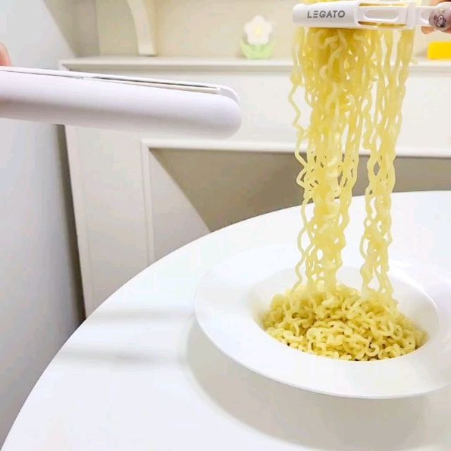 러블리맘 on Instagram: "#광고 @legato_korea
헐.. 오마이갓..
라면을 고데기로 편다구요오 ?¿
수분까지 지켜주는 물광고데기는 가능해요 

라면펴기챌린지_고데기라면 이 정도는 펴줘야쥬
재미있는 챌린지 저도 참여해봤어욥✌︎

젖은 라면이 끊어지지 않고 
스트레이트 될 수 있는 이유는?
레가토만의 특허 받은 기술 
"실크플레이트 판"이 모발 속 
수분을 지켜주기 때문이래요오〰️ 
 
라면에 고데기가 왠말인가 했는데 
똑같은 온도로 설정하고 직접해보니깐 대박!
물광고데기는 수분을 지켜주니깐 끊어지지 않고
일반고데기는 싹 다 끊어지고 난리ㄷㄷ 
첫번째 영상 끝까지보시고 확인해보세요오~
 
 
저처럼 잦은 탈색과 염색으로
푸석푸석 부시시한 머릿결에 완전 딱!
부들부들~ 찐 애정템🤍
 
 

#레가토 #물광고데기 #고데기 #판고데기 #고데기추천 #판고데기추천 #여행용고데기 #손상모관리 #라면펴기챌린지 #고데기라면 #라면고데기 #수분고데기 #큐티클고데기"