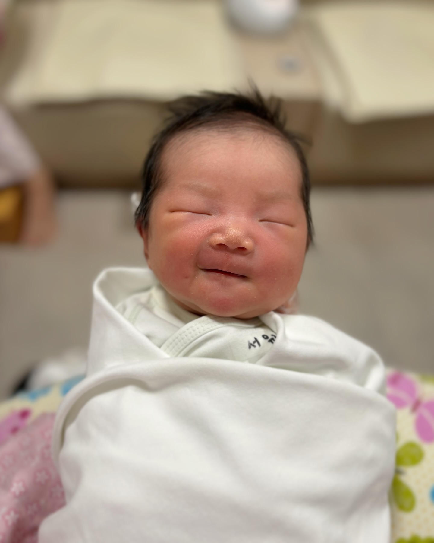 👼🏻
41주 꽉 채우고, 5월9일 오후6시6분 건강하게 태어난 딸🤍

임신 과정이 너무너무 계획대로 잘됐던것과 달리
출산 과정은 계획대로 되지않아서 많이 힘들고 아팠지만,
앞으로 우리 가족에게 많은 행복을 주는 예쁜 딸이 되어주길🙏🏻

다른건 몰라도 눈은 날 닮길 바랬는데, 남편 유전자가 강하네😅
아빠를 닮아서 이름은 아빠가 원했던 '태리'로 확정-!

한자 뜻은 제가 짓어봤는데, 아름다울 '태' 영리할 '리(이)'
보통 이름엔 이로울 '리(이)' 한자를 더 많이 쓰는데
남 이롭게 하다가 내 딸이 고생하는건 싫어서 똑똑하게 살라고
영리할, 똑똑할 '리(이)' 한자로 짓어봤어요^^

5월13일 월요일 오후 출생신고도 완료-!
rieraaaa.3 법적으로도 아빠 된 거 축하해 🙌🏻
이제 나는 태리엄마🤭