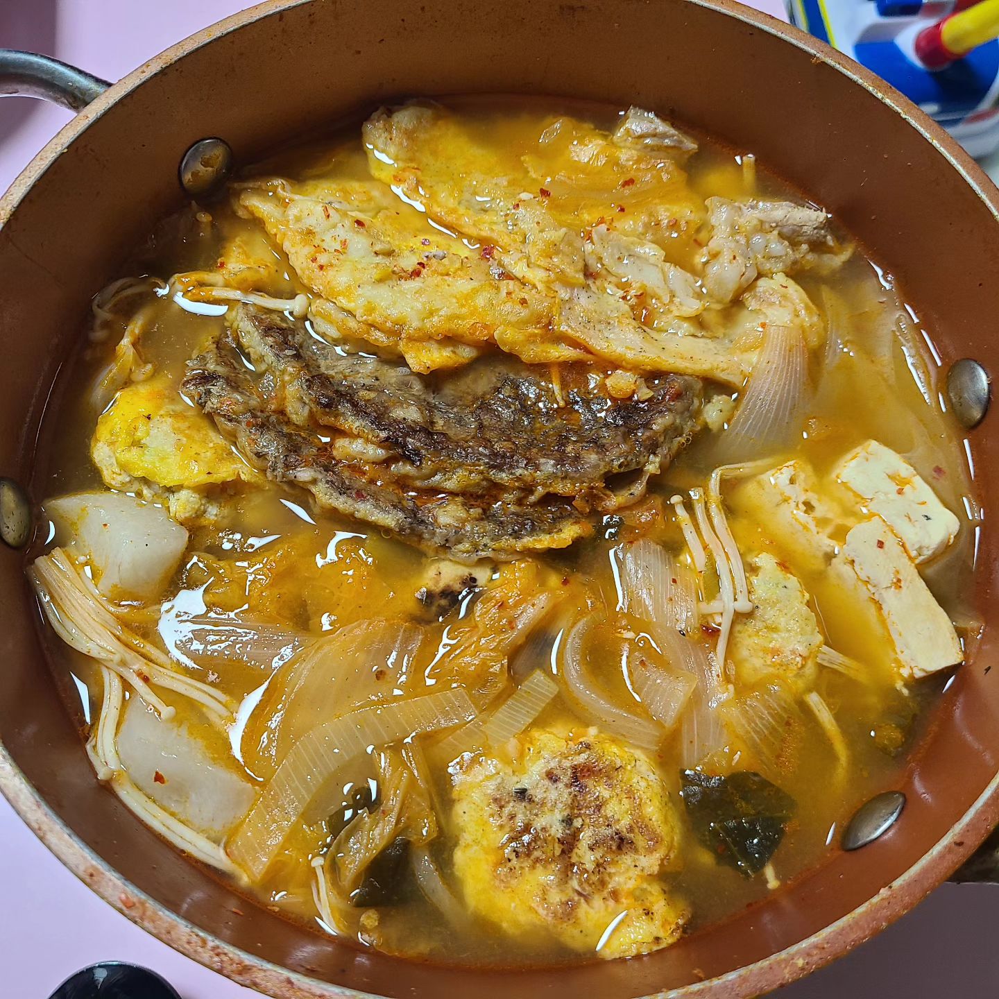 잡탕찌개가 먹고싶어서 만들어봤는데 맛있긴한데 엄마가 해준 맛은 안난다.
재료가 달라서 그런가.. 꼬지전도 없꼬.
동그랑땡, 동태전, 육전만 들어감.
엄마가 해준 잡탕찌개 먹고싶따아. 밥슥슥 두그릇도 먹을텐데ㅎㅎ
.
.
31개월 아가 기록 : 키92.4 몸무게 12.2
아파서 못먹어서 살빠졌는데 그래도 12키로대 회복했군.
담주에도 병원 잘 갔다오자~