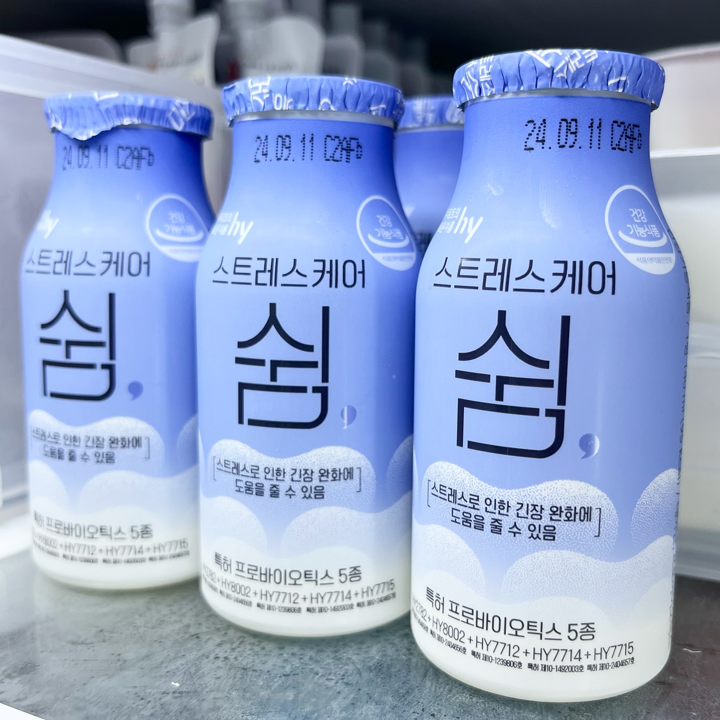 #협찬 지친 당신을 위한 ’hy 스트레스케어 쉼‘

하루 한 병으로 스트레스로 인한 긴장 완화와
장 건강까지 모두 챙길 수 있는 스트레스케어 쉼!

프로바이오틱스에 진심인 
한국야쿠르트에서 만든 제품이라
믿고 마시는 중이다.

테아닌 일일 섭취 최대 함량 250mg가 들어있어 
스트레스로 인한 긴장완화에 도움을 줄 수 있고
특허 프로바이오틱스 5종이 함유되어 
장 건강에 도움을 줄 수 있는데
기존 125ml였던 제품이 140ml로 리뉴얼 되어 
가격과 성분, 맛은 그대로지만 용량은 늘어났다.

하루 한 병 꾸준히 섭취해보니 
장 건강에 도움을 주는 것은 확실히 느껴지고
긴장이 풀리고 진정되는 느낌이 든다.

평소 스트레스로 인한 관리가 필요하다면
직접 경험해보길!

#스트레스케어 #쉼 #스트레스케어쉼 #발효유 #hy #스트레스 fredit_official