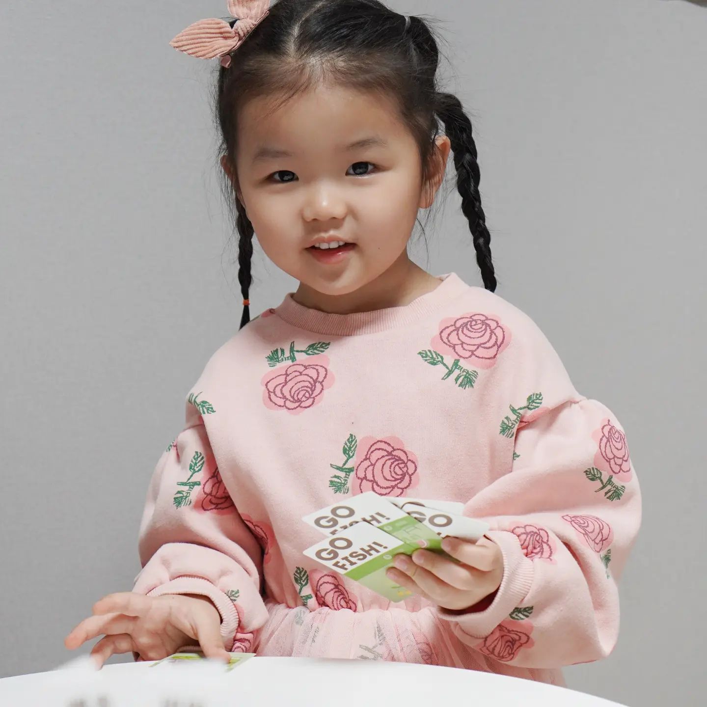 #협찬 #행복한바오밥 #고피쉬한글

게임하면서 열심히 '고피쉬'를 외쳤지만,. 고피쉬가 게임 이름인걸 몰랐던 애봉이는
"엄마 그거 게임 있잖아~ 애봉이 고래 있나요? 그거하자!!" 라고,.ㅎㅎ

애봉이가 한글을 배우고 있으니 이렇게 한글 보드게임을 같이하는 날이 왔다 :)

쉬운 단어카드에 처음보는거 한두개 섞어서 게임 진행하면
거부감없이 스르륵 잘 넘어가는 중🤭

#고피쉬 #한글낱말카드 #한글보드게임 #보드게임 #엄마표놀이 #보드게임추천 #놀이학습 #한글교구 #어린이보드게임