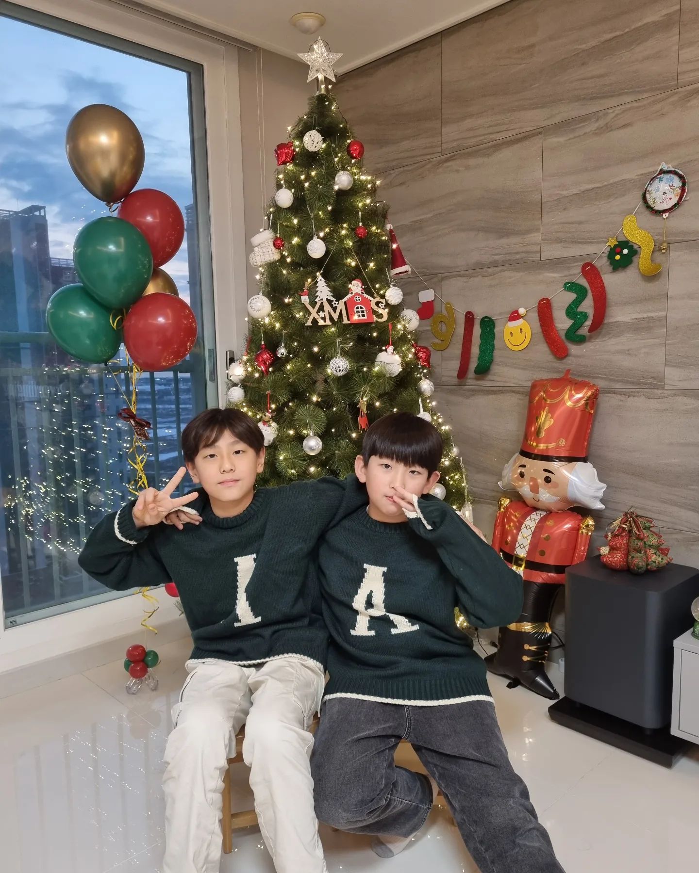 #２０２３１２２４ 

16갤부터 친구💚
니네벌써 10년지기야🫢

멋지게 크자 아이돌시켜?😁
지민지호 내눈엔 마냥 아가들🫰

#크리스마스이브🎄
