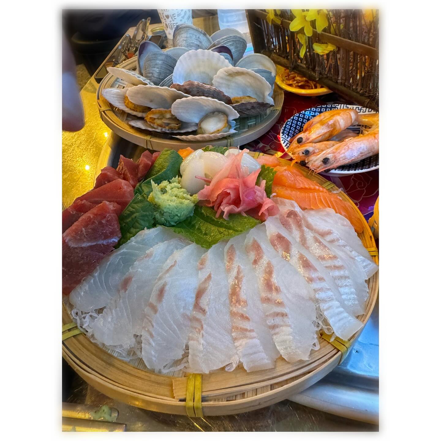 ⠀
조용히 잘살고 있음요~~
잘 안나돌아다니니 
투덜씨가 잘 놀아주심😂
회먹고 싶다하니 따라나서주고~
영화보자하니 같이 봐주고~
미치게 매운게 땡긴다하니ㅋㅋㅋ
매운것도 못먹으면서 따라와 벌서주고😅
고마워용🙏🏻😍
.
.
#강남맛집 #먹스타맞팔 #맛집추천 #먹방스타그램 #새벽밤바다 #선릉맛집 #회모듬세트 #가리비찜 #해삼멍게 #안주스타그램 #학동역맛집 #팔당닭발 #팔당오징어 #영화추천 #탈주 #이재훈배우 #구교환배우 #연기짱👍 #메가박스더부티크 #일상기록📷 #소통