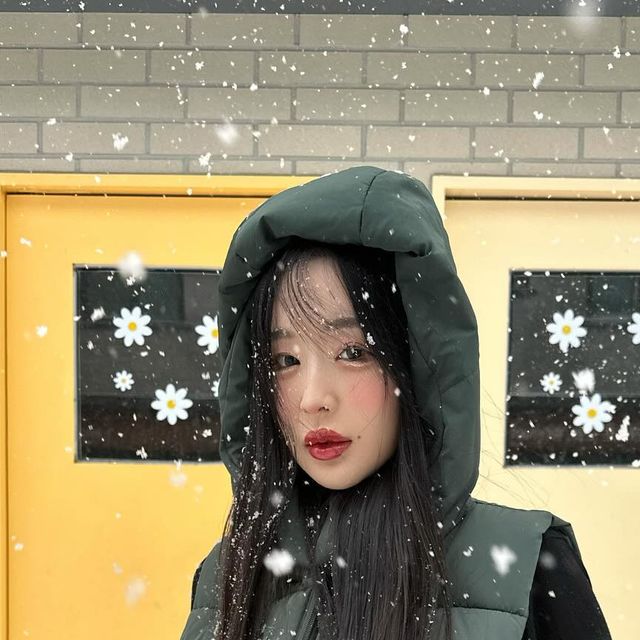 지혜 on Instagram: "#광고 @standarderror_official ❄️패딩 베스트는 가슴쪽에 패턴이 들어가 있는 유니크한 디테일로 오버핏으로 코디하기 딱 좋아요! 후드 탈부착으로 다양한 스타일링을 연출할