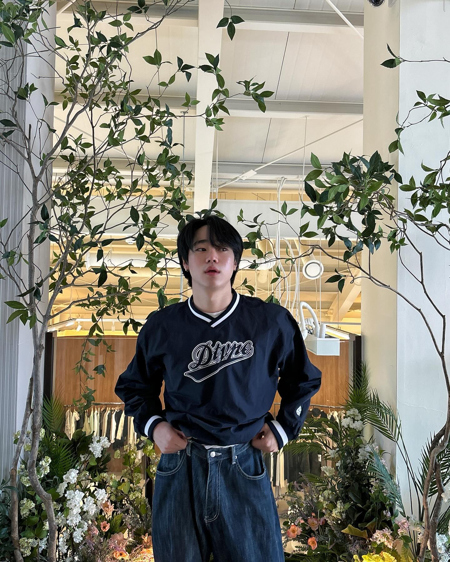 이제 다시 날씨 좋아지니까 
상대적으로 짧른 봄 옷은 미리 준비해야죠 😶

스트릿 좋아하면 나일론 재질은 또 못참아,,
깔끔한 쉐잎에 포인트 확실한 로고까지 넘예 ☺️
짱짱한 시보리도 굳👍🏻

urbandtype_official 

#ad 
#어반디타입 #URBANDTYPE #나일론져지 #나일론맨투맨 #나일론코디