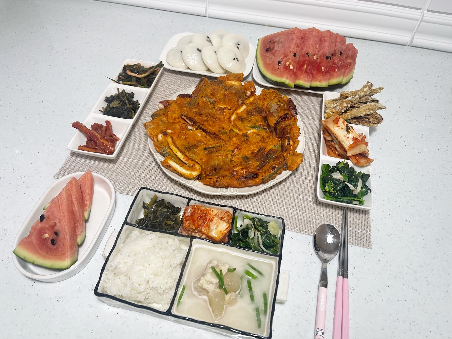 -
오늘의 #협찬 
-
백미밥 도가니탕 현미김치오징어부침개 시금치무침 유채나물 배추김치
고추부각 파김치 +잔기지떡 수박 
아윤원픽 시금치무침
-
오늘은 땅끝미가에서 유기농백미, 현미부침가루를 보내주셨어요! 🙏
-

땅끝미가 유기농백미는요 !👀

✔️ 친환경농업 20년이상의 농부님들께서 유기농법으로 재배
✔️ 농약, 화학비료는 일절 사용하지않은 유기농쌀
✔️ 저탄소 농법으로 재배하여 지구의 건강까지 생각한 쌀
✔️ 골드퀸을 개발한 시드피아에서 개발한 국내품종 쌀!
✔️ 포장을 뜯으면 쌀에서도 느낄수있는 구수함~ 우리집이 밥맛집♥️

어제는 땅끝미가 유기농백미로 맛있는 쌀밥과
현미부침가루로 김치오징어부침개 만들어서
한끼 맛있고 푸짐하게 즐겼는데요🤭 

맛있는쌀은 밥만 먹어도 쫀독하고 구수함이 남다른거 
쌀잘알 인친님들 많이 아실꺼라 생각해요 ! 
오늘 먹어본 땅끝미가 햅쌀은 구수함+쫀득한 찰짐이 너무맛이 좋더라구요! 

고봉밥으로 분명 퍼담았는데 순식간에 사라지는 매직,,⭐️
유기농 땅끝미가쌀 추천드려볼게요♥️

ㅡㅡㅡㅡㅡㅡㅡㅡㅡㅡㅡㅡㅡㅡㅡㅡㅡㅡㅡㅡㅡㅡㅡㅡㅡㅡㅡㅡ
오늘은 베이킹클래스가 있어서
오랜만에 전철타고 이동중인데요 ! 
내일은 베이킹클래스 피드로 인사드려볼게요~ 
울님들 오늘하루도 행복하게 보내기로해요〰️
따뜻한 하루보내세요 !♥️

💌제품문의는 nice_rice__ 
또는 검색창에 ❝  땅끝미가 ❞ 를 검색해주세요❤︎

#땅끝황토친환경 #땅끝미가 #땅끝에서보냅니다 #밥 #집밥 #홈쿡 #쌀추천 #신선한쌀 #맛있는쌀 #최근도정 #산지직송 #쌀 #유기농쌀 #프리미엄쌀 #백미 #천지향 #향미
