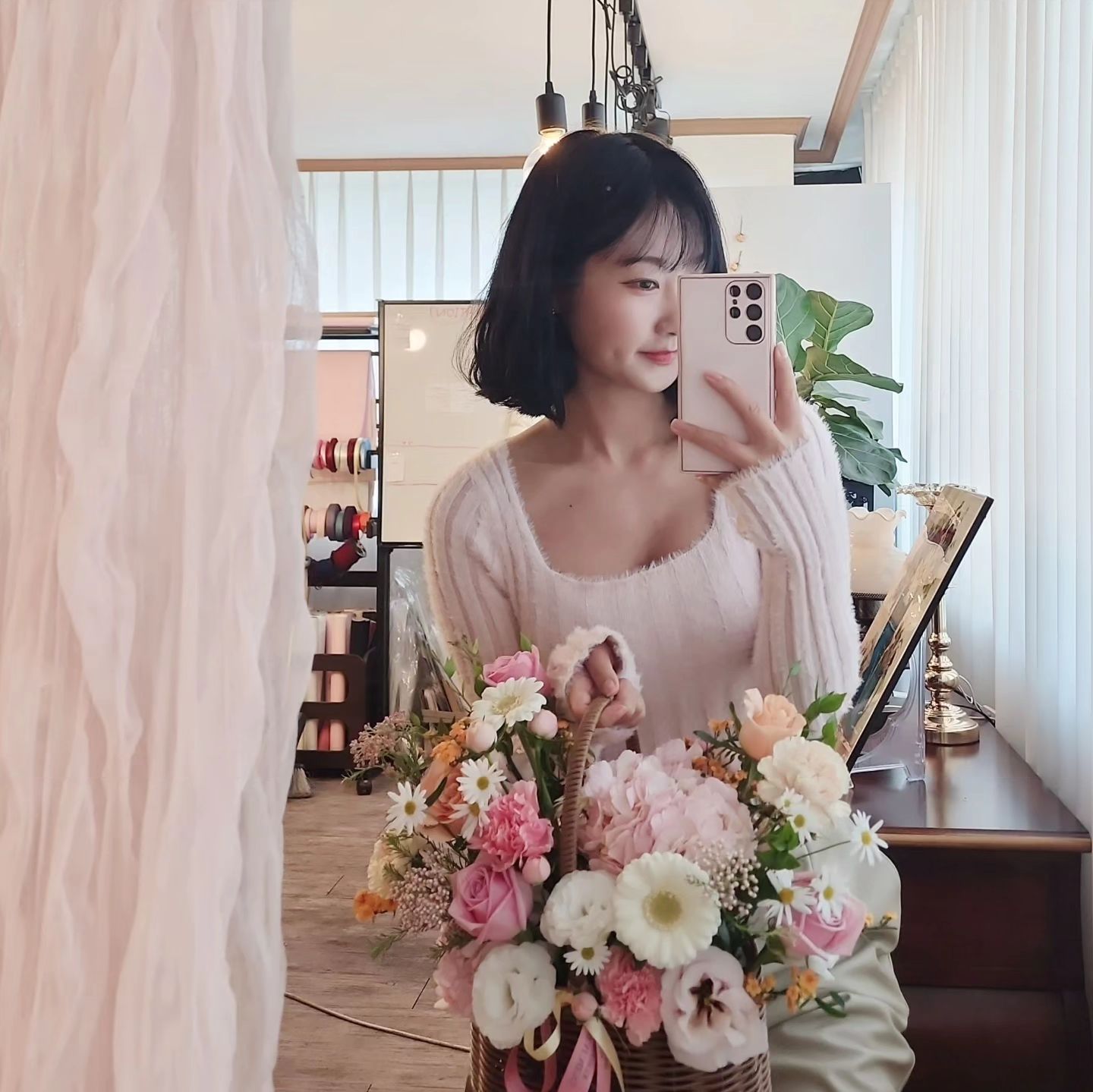 본 계정 갑작스럽게 접으면서, 저는 저의 내면을 가꾸는 시간들을 보내면서 잘 지내고있습니다😊오히려 전보다 훨씬 더 마음부자가 되서 여유롭고 행복해하고있어요~~!! 

갑작스럽게 떠나면서 많은 응원의 댓글과 DM 남겨주셔서 감사했어요. 이제서야 읽어보는데, 저와 같은 고민을 하던 분들도 많았고, 저를 응원해주시는 분들이 많음에 감사하고 또 감사했어요☺❤ 어릴 때부터 부모님이나 주변 분들의 사랑을 많이 받고 자랐는데 이렇게 sns에서도 많은 분들께 이쁨을 받게되서 영광이네요🙇‍♀️💕 

저랑 비슷한 고민이 있으셨던 분들,,

저의 글 하나만 보고 저를 해석하는 사람들에게 굳이 아니라고 해명하는 것도 시간낭비라는 생각이 들어요.

전 요즘 저의 오래된 친구들과 재미나게 지내는데, 이 친구들은 자존감이 높고 함께 있으면 안정감과 행복만 가득해요💛 어릴 땐 몰랐는데, 요즘은 배우자도 자존감이 높은 사람 그 사람만의 품격과 언어가 느껴지는 분을 만나고싶다는 생각이 들어요.
사람은 자기가 어디에 있는지에 따라서, 성격 가치관 언어가 달라진다고하던데 이건 진리인 거 같아요.

❤현이 많이 응원해주신 인친님들, 화이팅하시라고 따숩한 감사글과 이쁜 꽃사진 올려요🌺😊 우린 누구에게 충분히 사랑받을 자격이 있는데, 얼굴 모르는 사람들(몇번봐도 상관없음)의 비난과 오해로 상처 받지말아요💊💊💊 그리고 지인들과 오해가 있거나 받았다면 항상 충분한 대화를 통해서 풀어가세요~괜히 혼자 속상하거나 고민하지마시고~당장 인연 끊을거 아니라면😛세상 인연 어떻게 될지도 모르잖아요~~~~❤

낭만 가득한 포장마차에서, 우동&소주 한잔으로 사이 좋게 지내세요~~~💁‍♀️🍻 

#감사편지 #편지 💕 #12월에 #비공개 계정으로 돌리겠습니다.....🙇‍♀️