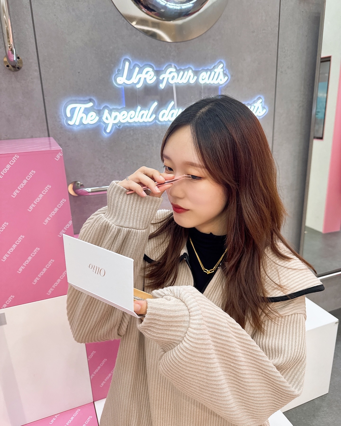 #협찬 #노글루 접착제 없이 간단한 속눈썹!

👀임신하고 연장을 못해서 너무 답답했는데
똥손도 챡챡 쉽게 붙일 수 있는 속눈썹이에요
마스카라 없이 속눈썹만으로 
완성하는 간편 아이 메이크업
리무버로 지울 필요가 없어요

✔️올리오 노글루 속눈썹은
건조 시간 없이 바로 착용 가능하며
착용 시에도 피로감이나 이물감이 적어요
아래에서 위로 올려붙이는 속눈썹이랍니다!

✔️트위저는 인체공학적으로 디자인되었으며, 
고품질 마감처리로 안전성 또한 우수합니다.

✔️올리오 노글루 속눈썹은
자체 개발 기술인 PSA 기술을 사용하여 
트위저로 속눈썹을 꾹꾹 눌러 줄수록 접착력이 가능해 
24시간 유지 가능하답니다

✔️별도 리무버 없이
올리오 속눈썹 접착부분을 떼어 제거 
본연의 속눈썹 손상을 최소화 할 수 있습니다

🤍두가지 형태의 트위저로
붙이고 튼튼하게 고정!
너무 빠르고 쉬워요

🧸브라운컬러는 자연스럽게 
예뻐져서 너무 좋네용🤭
.
.
.
.

#ollio #올리오 #속눈썹 
#올리오속눈썹 #노글루속눈썹 
#속눈썹붙이기 #속눈썹추천 
#아이돌속눈썹 #원터치속눈썹 
#가을메이크업 #가닥속눈썹 
#아이메이크업 #샵속눈썹 
#마스카라프리 #속눈썹연장대신 #간편메이크업 
#속눈썹연장 #노글루속눈썹
#올리오 #녜지뷰티 #속눈썹붙이기
#똥손도가능