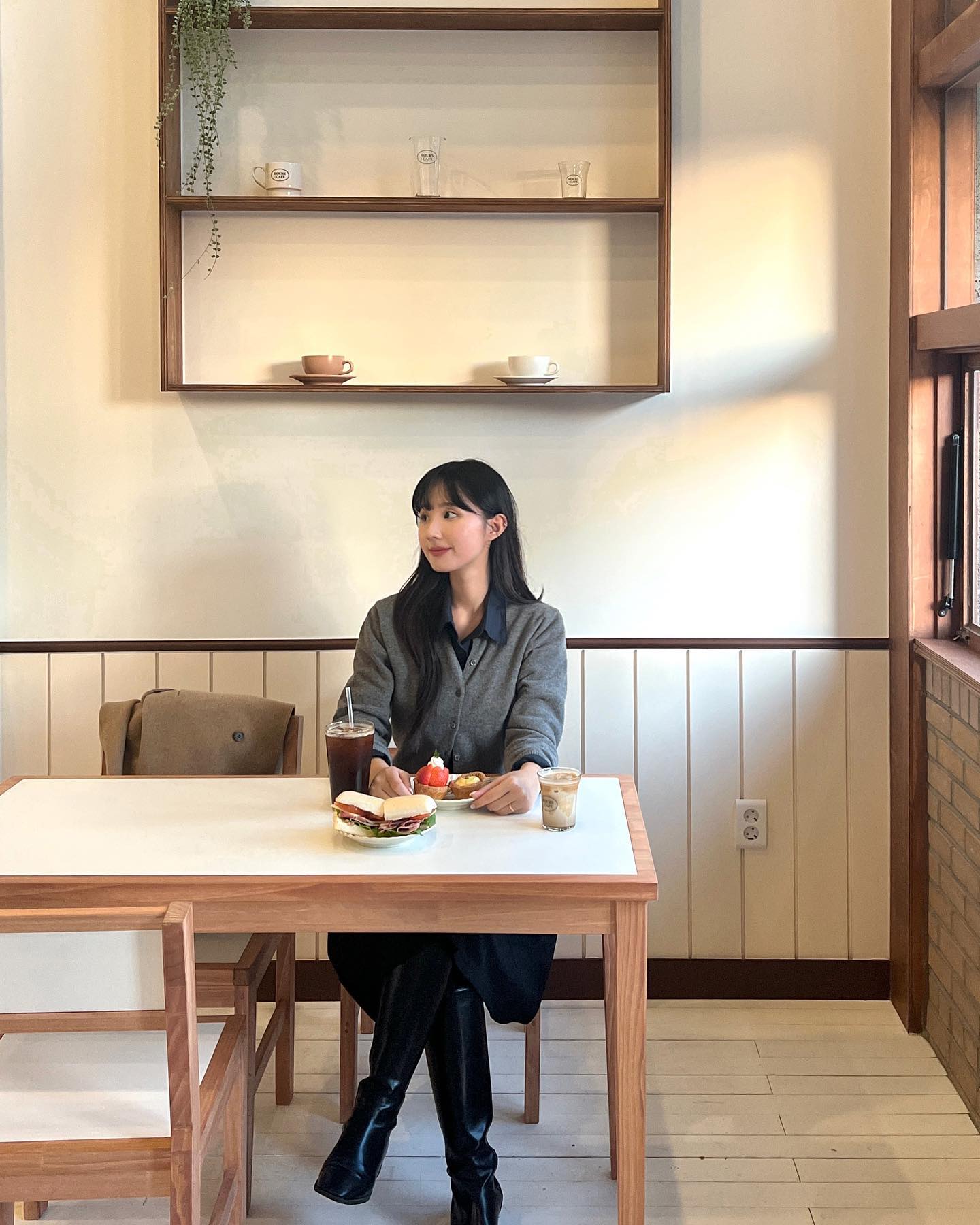 유럽풍+햇살맛집의 대구시지신상카페 🕌💫

간단히 끼니를 떼울 수 있는 샌드위치와 타르트가 준비되어있고, 아메리카노도 산미없이 깔끔 + 아워스라떼는 고소한아몬드향+달달함의 딱 중간이라 같이 마시기 너무 좋았어요🤍
+잠봉뵈르 샌드위치는 빵이 진짜 요물이었는데 부드러운 식감에 고소한 풍미와 씹을 때 느껴지는 달콤한 소스가 인상적이었어요👀
++바닐라타르트와 딸기타르트(계절메뉴) 이 2가지를 먹었는데 둘다 비린 맛 전혀 없이 비줠도 합격!
+++주차공간이 따로없고, 2층건물이지만 내부가 넓지는 않아요! 햇살 잘드는 창가자리가 메인 포토존이구 사장님께서 너무 친절하셔서 좋았던..🤎✨

📍#아워스 #죠니pick대구