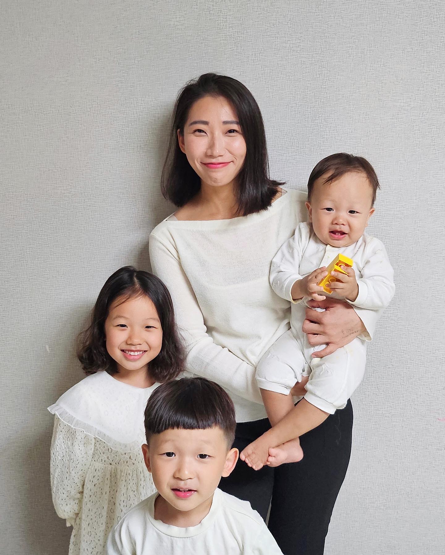 -
여러분 덕분에, 첫 라이브와 공구 잘 마쳤습니다❤️당첨자 발표는 집계 되는대로 발표할게요 늦어져서 죄송합니다 🥹

맘플루언서(k.momfluencer) 활동을 하면서 릴스에도 도전해보고 릴스에 도전했던 좋은 계기가 이어져 유한킴벌리 그린핑거 베베그로우의 제품들을 직접 사용하고 사용 하면서 정말 만족스러웠던 제품들을 단독공구의 기회까지 얻어서 정말 뜻 깊고, 행복한 시간이었습니다 ❤️

앞으로도 맘플루언서활동은 지속될거고 또 좋은 기회 만들고 성장할 수 있도록 열심히 또 도전해보겠습니다 앞으로도 진짜 소통 그리고 삼남매와 함께하는 우당탕탕 현실 일상 육아공감 많이 나누었으면 좋겠어요 애정합니다 여러분 ❤️✨

#슬온유삼남매