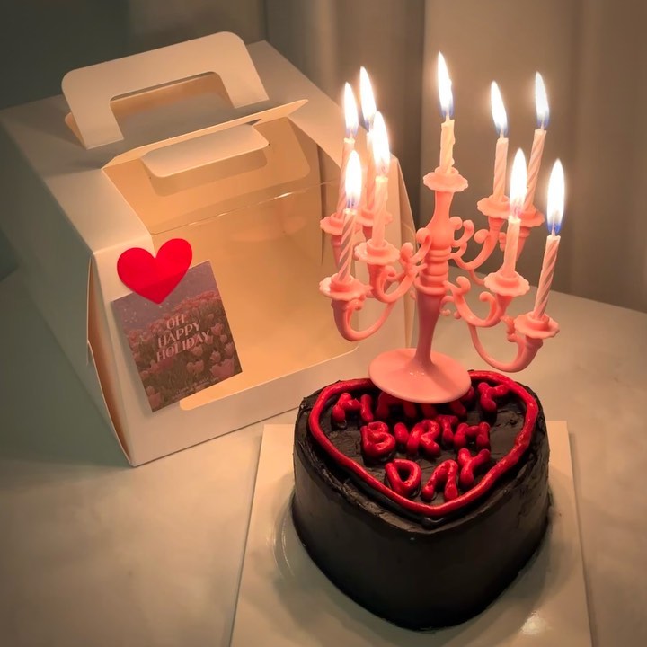 #광고 내 케잌에 색깔은 블랙-🖤
특별한 날은 독특러블리한 비쥬얼 케이크🥳

✨오해피홀리데이✨
( oh.happy.holiday )

케이크 픽업 갔는데 보자마자
비주얼,,,Oh,,,해피,,,홀리,,,🫶

사장님이 포인트 잘 잡아주셔서
취향 반영되니까 맘에 쏙 들어요💗

감각적인 케이크 레퍼런스가
많은 집이라 디자인 고르는데
어려움이 없어서 딱 좋았어요✨

시트, 아이싱, 샌딩 고를 수 있는데
발로나초코시트, 버터크림아이싱,
솔티모카샌딩으로 요청했거든요🎂

비주얼에 반해서 행복했는데
먹자마자 진짜 감탄했어요💕

직접 구워낸 수제 쌀케이크시트라
식감도 다르고 많이 달지 않으면서
입맛 딱 맞는 느낌이라 좋더라구요🥰

단짠맛 솔티모카샌딩이 매력있고
아이싱이 버터크림인데 부드럽게
퍼지듯 녹는 맛이라 시트랑 찰떡💘

픽업할 때 까맣고 빨간 아이싱이라
물든 색은 양치하면 지워진다고
말해주셨는데,,,이게 매력 포인트⭐️

먹고난 뒤 잔뜩 까맣게 변한 입에
서로 보면서 한참 웃었거든요🖤

특별한 날의 상황에 딱 맞춰서
수제 케이크를 주문 제작하면
분위기가 달라지니까 추천해요❤️‍🔥

by #FREEMEEOM

-
#오해피홀리데이 #서울케이크맛집 #케이크주문제작 #쌀케이크 #마포구케이크 #이대케이크 #신촌케이크 #이대주문제작케이크 #신촌주문제작케이크 #이대케이크 #맛스타그램#먹스타그램#먹방스타그램#먹팔#먹스타맞팔#좋아요#좋반#먹반#팔로우#인스타푸드#온더테이블#푸드스타그램#맛집스타그램#일상스타그램#먹방일기#맛집탐방#맛집추천